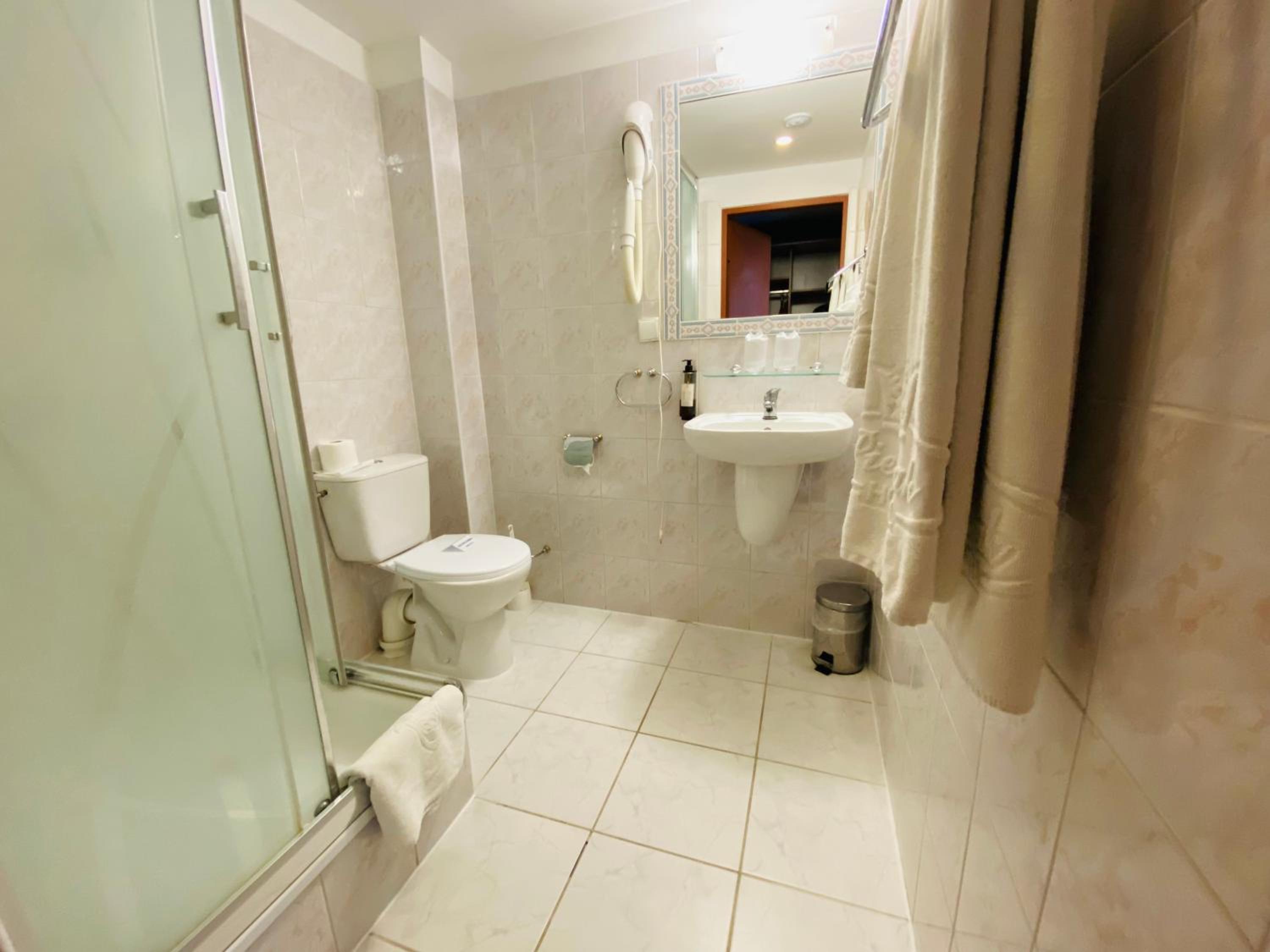 Double or Twin Room - Photo 3