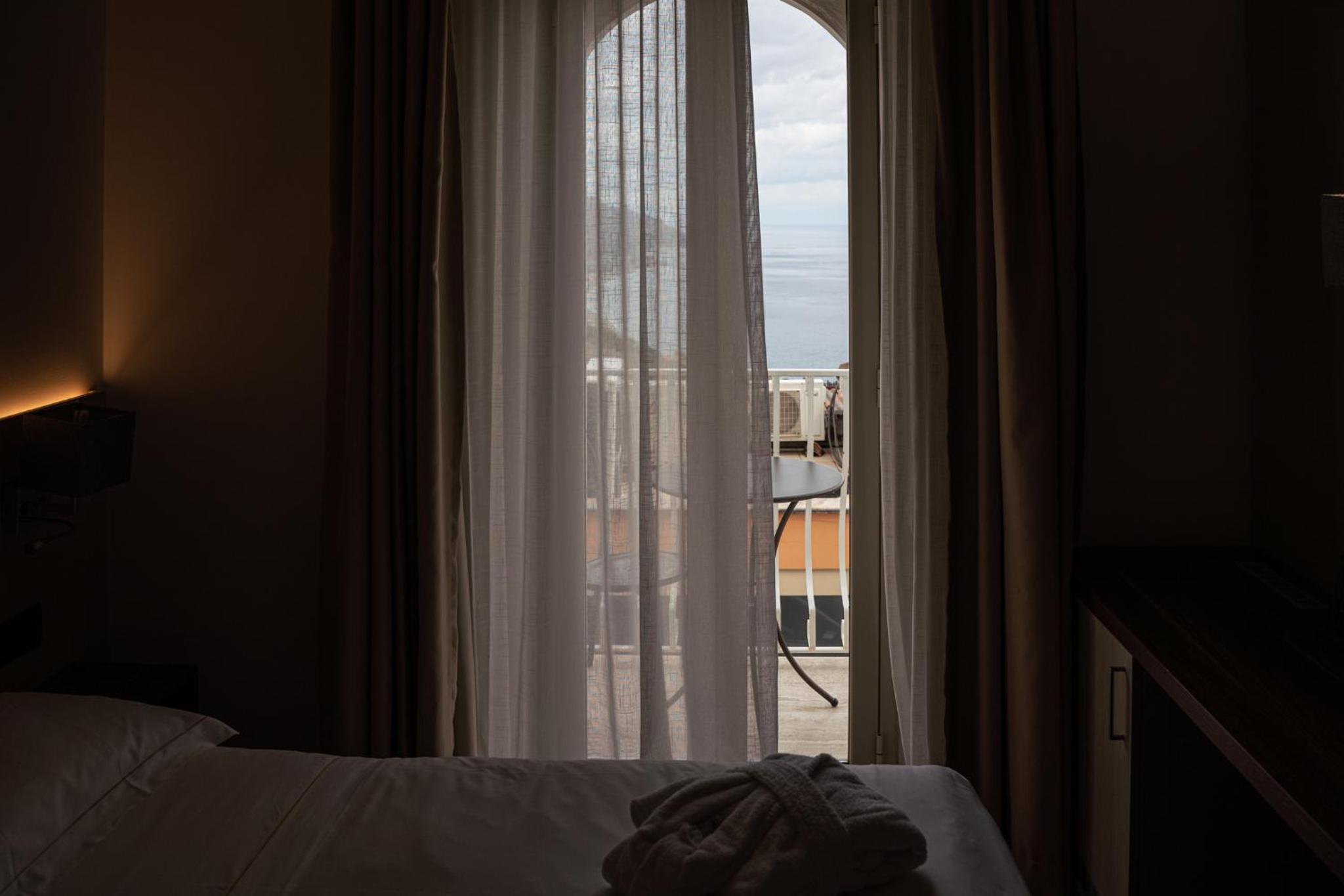 Deluxe Double Room with Balcony and Sea View - Photo 15