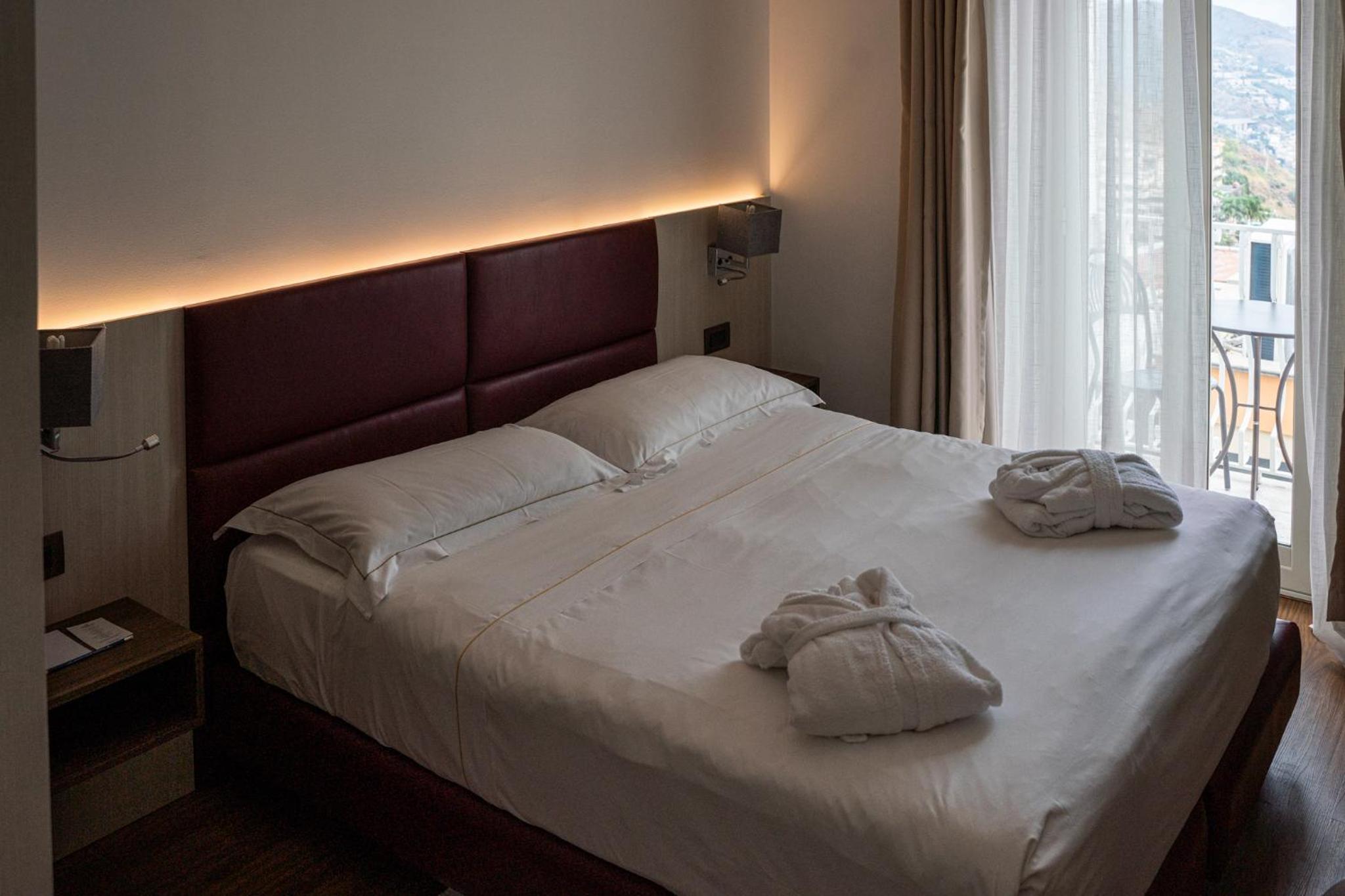 Deluxe Double Room with Balcony and Sea View - Photo 14