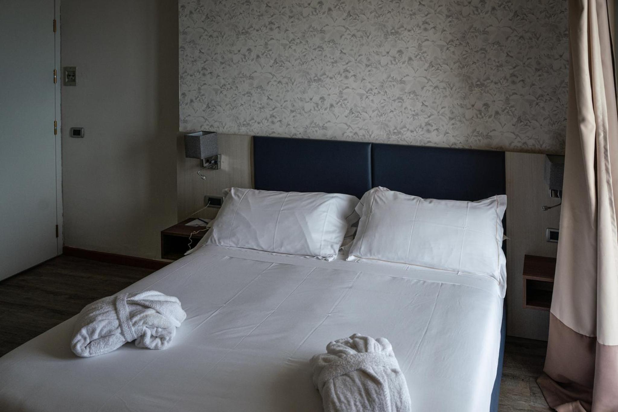 Deluxe Double Room with Balcony and Sea View - Photo 13