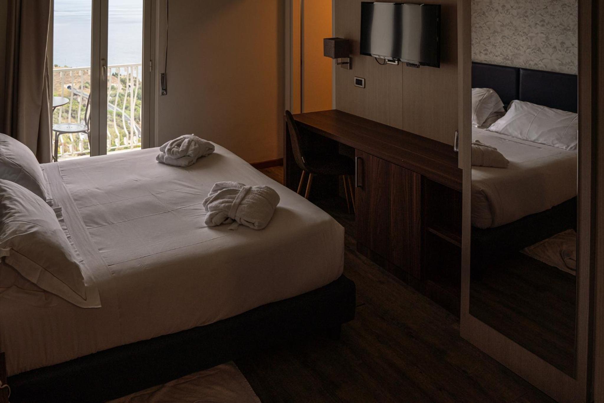 Deluxe Double Room with Balcony and Sea View - Photo 12