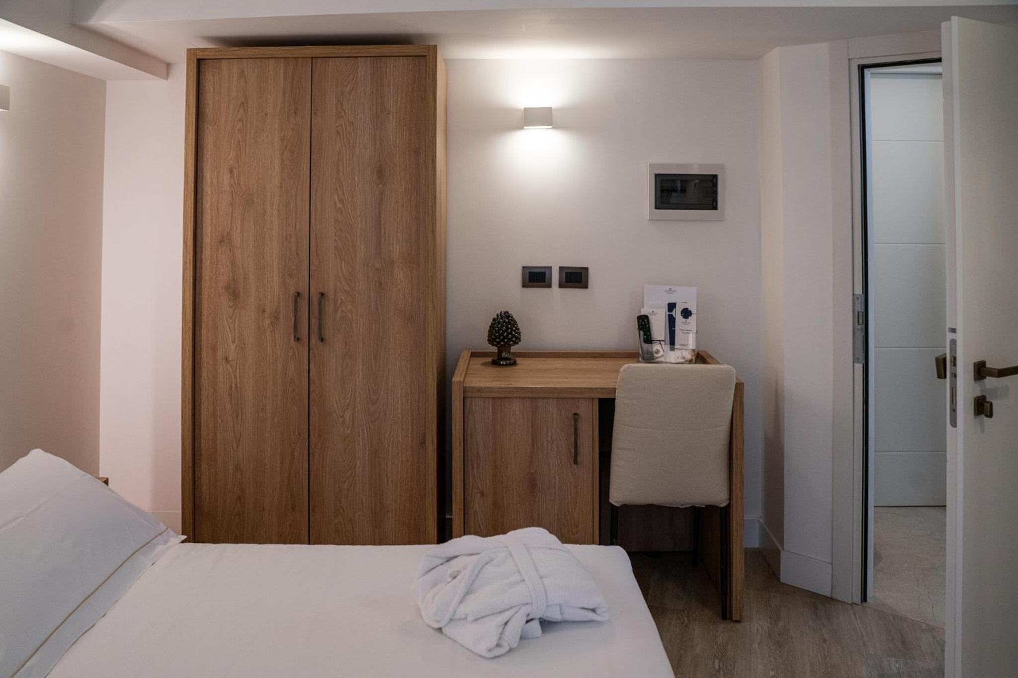 Standard Double Room - Photo 22