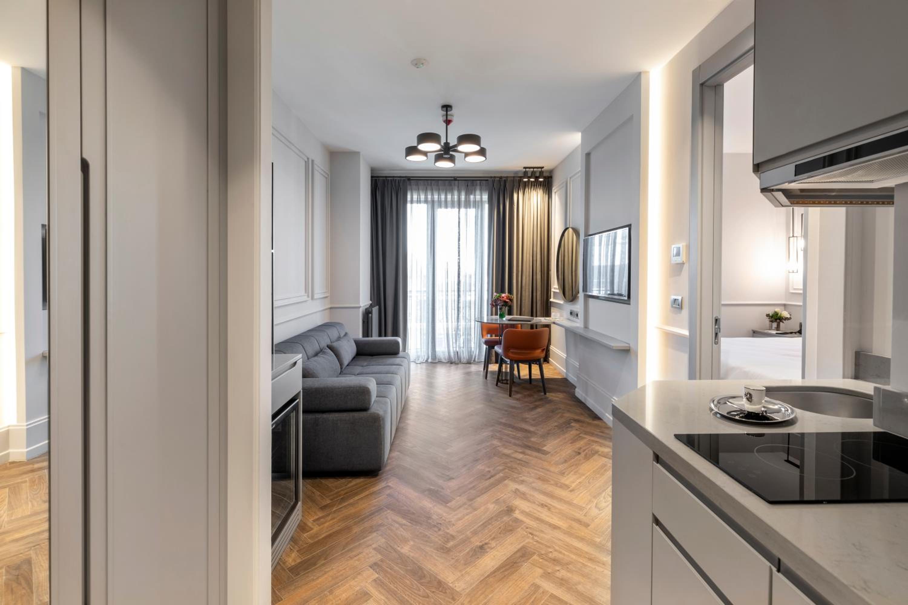 One-Bedroom Suite thumbnail 5