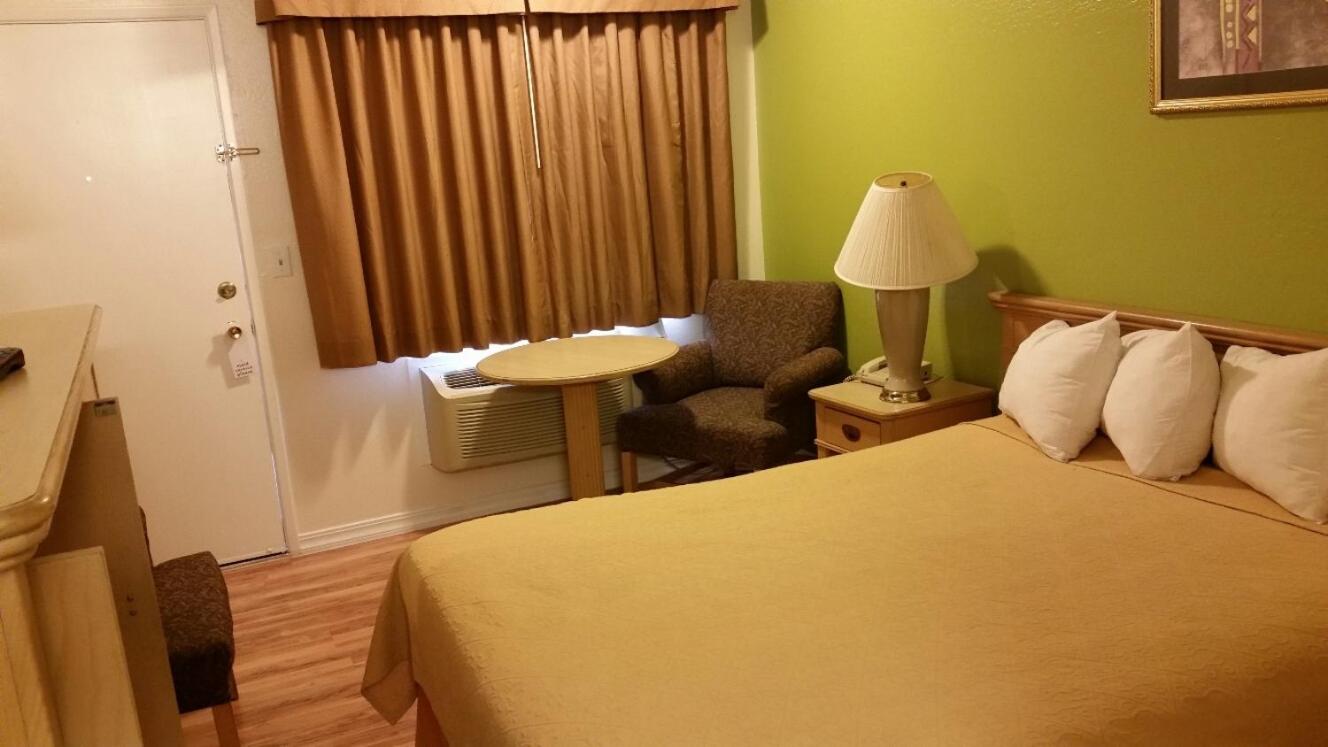 Queen Room photo 1
