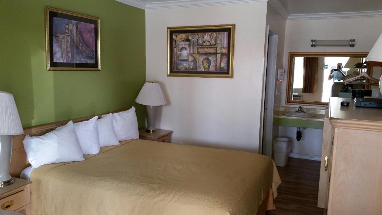Queen Room photo 2
