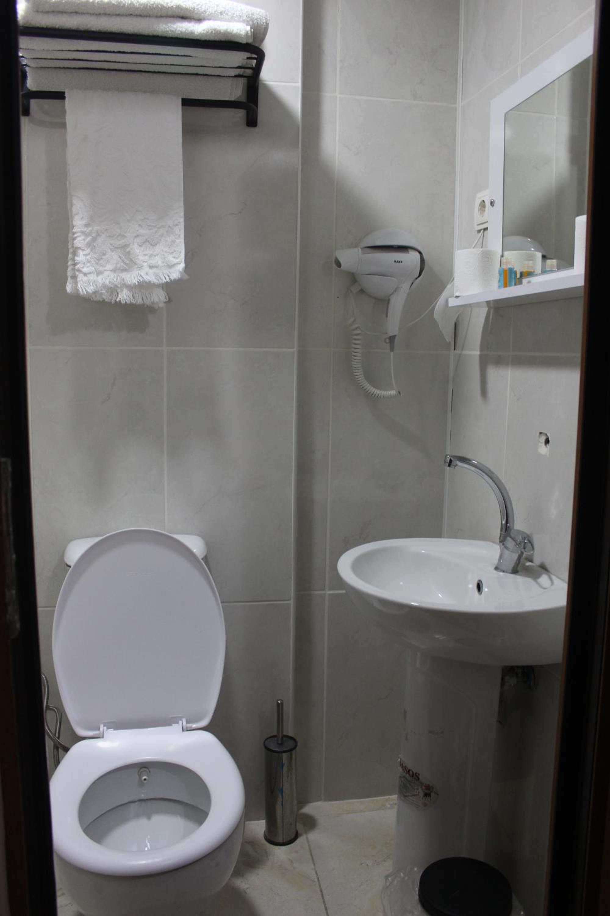 Single Room with Bathroom photo 3