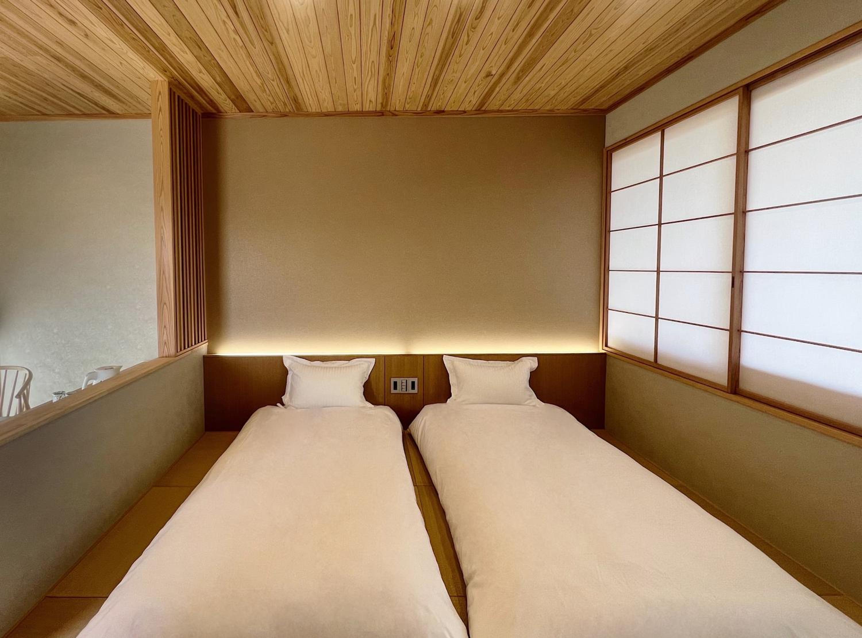 Deluxe Double Room with Bath - Photo 25