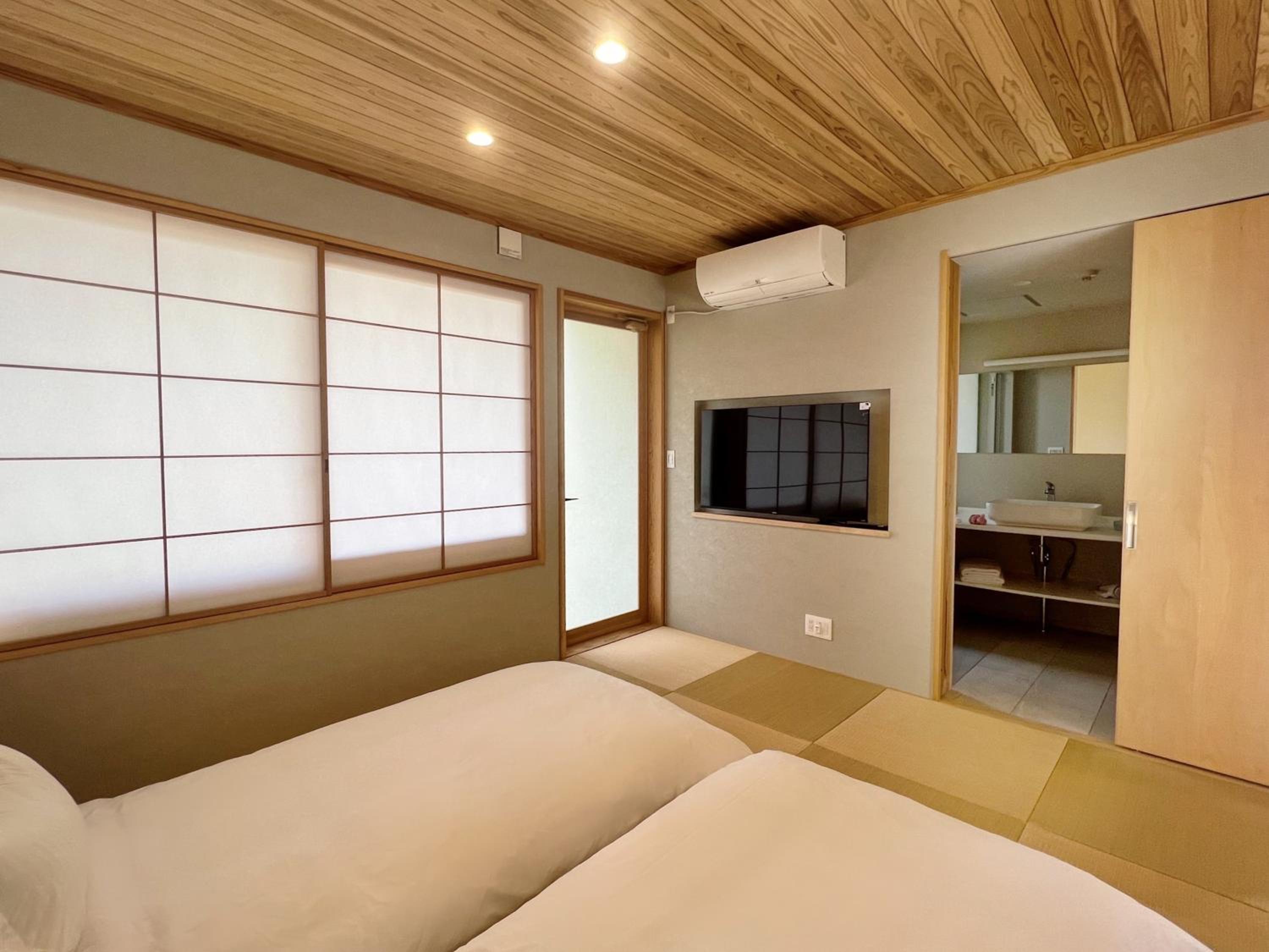 Deluxe Double Room with Bath - Photo 23