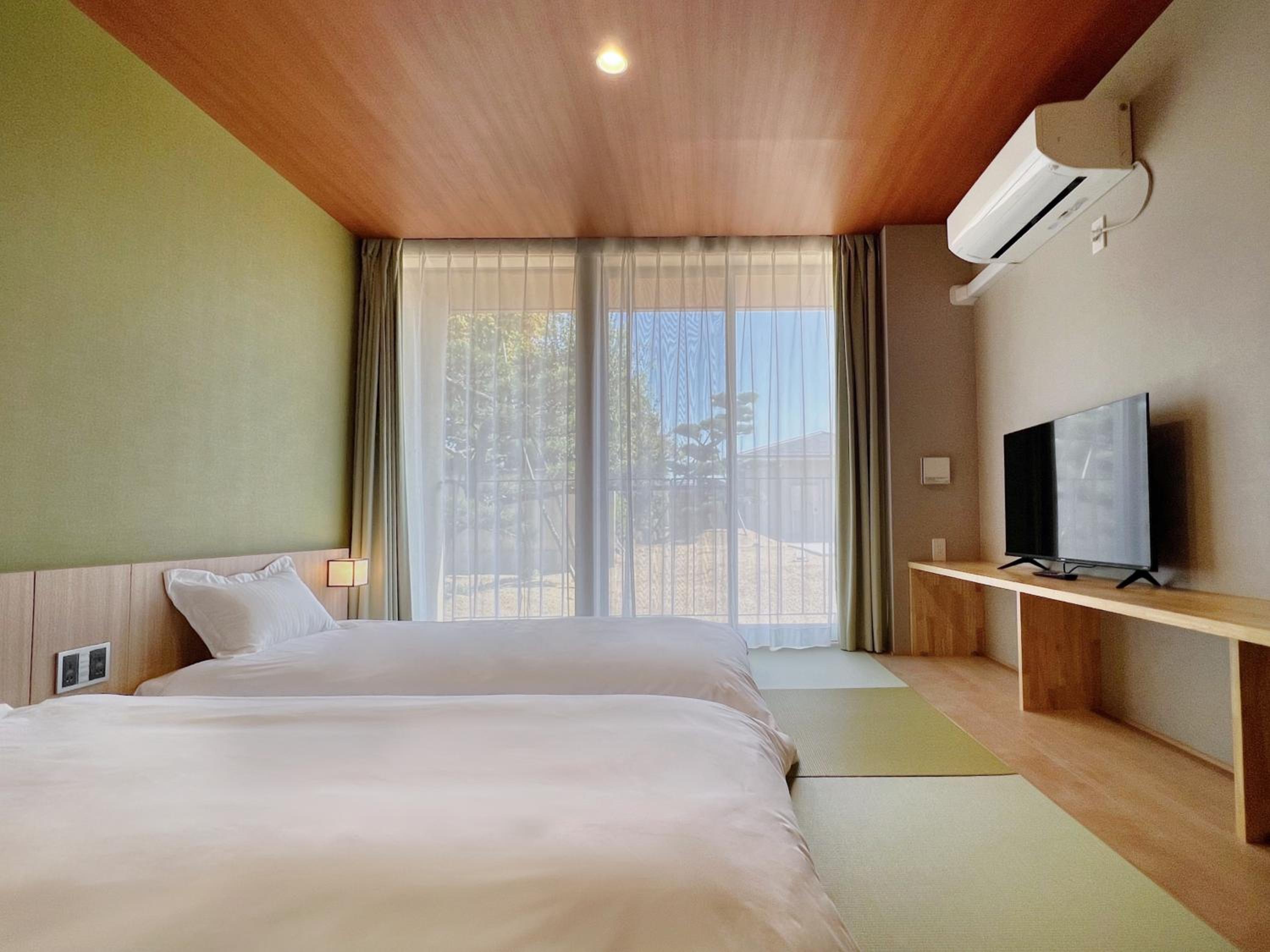Deluxe Double Room with Bath - Photo 12
