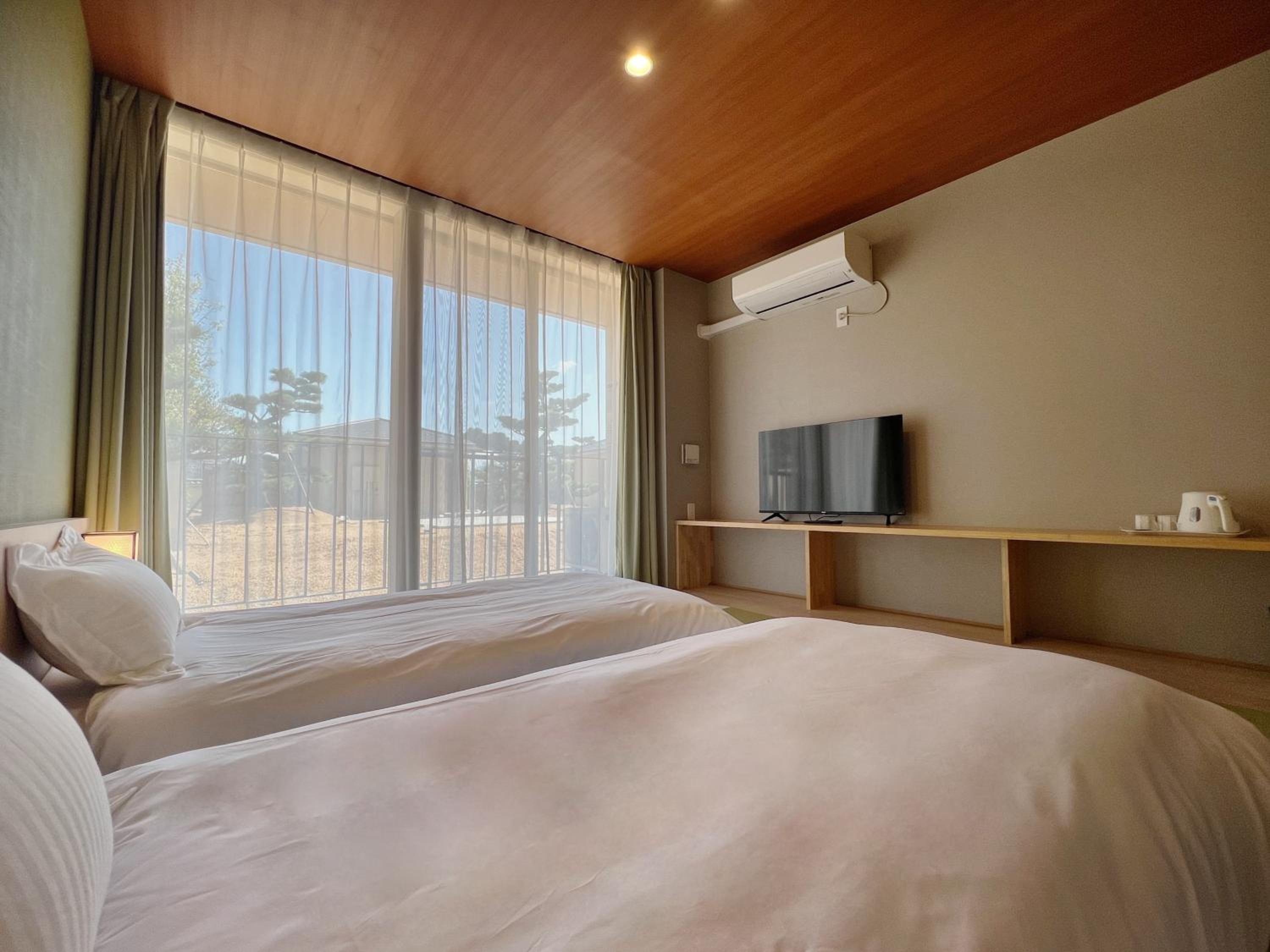 Deluxe Double Room with Bath - Photo 13