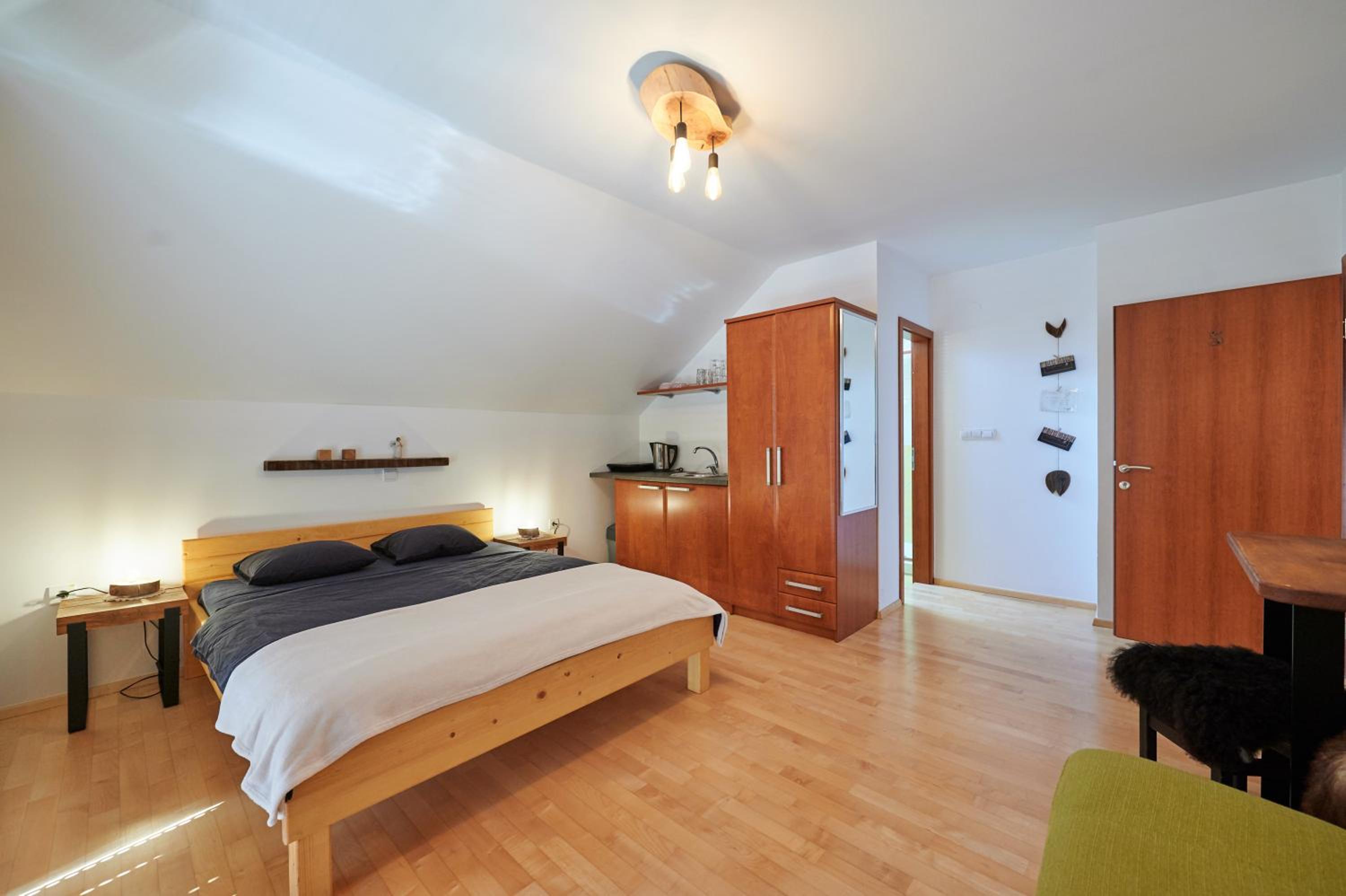 Studio with Balcony - Photo 8