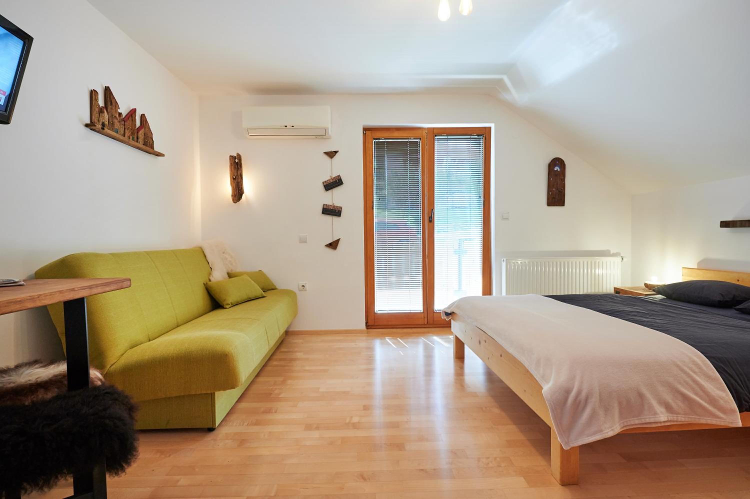 Studio with Balcony - Photo 3