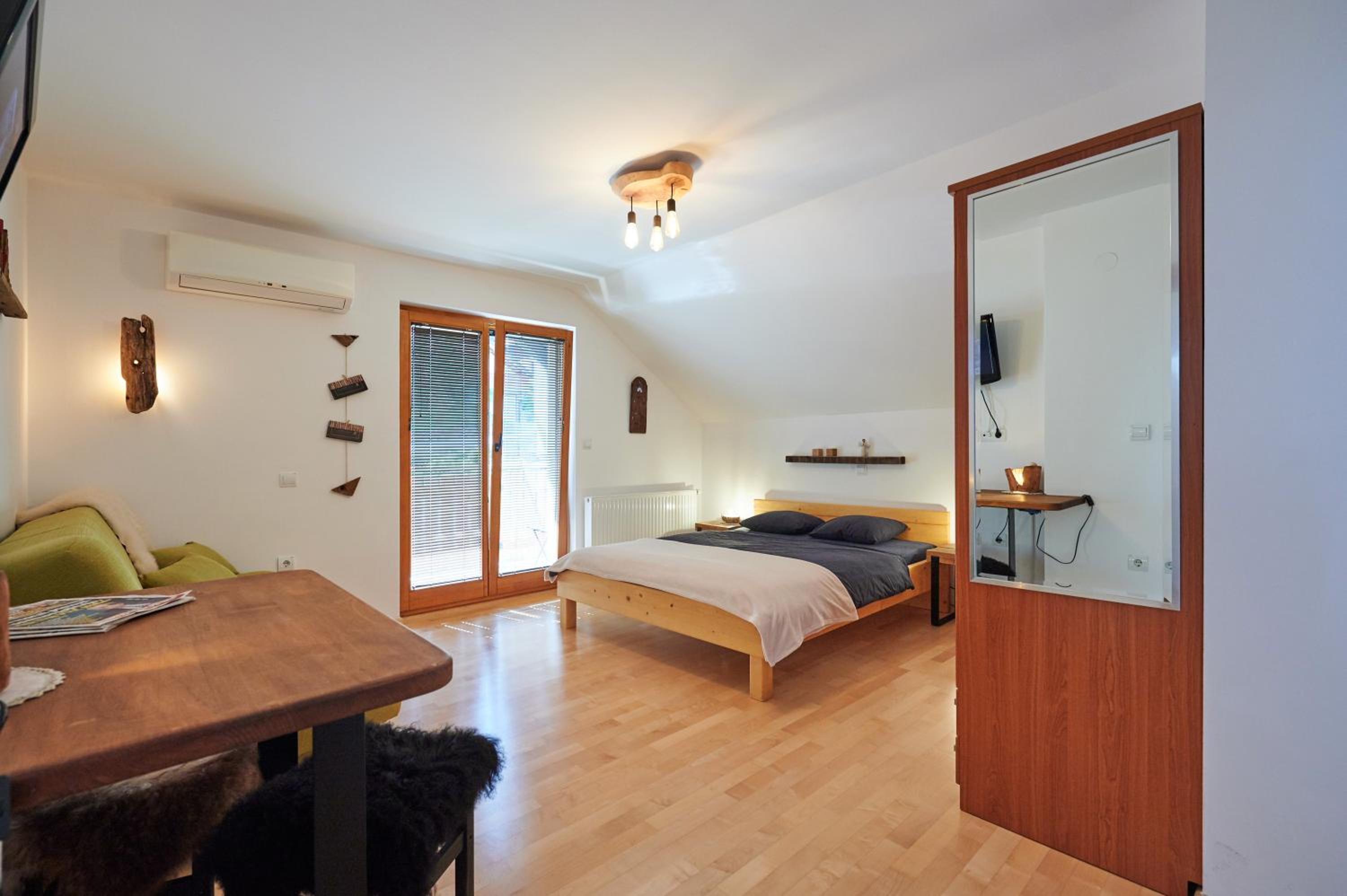 Studio with Balcony - Photo 4