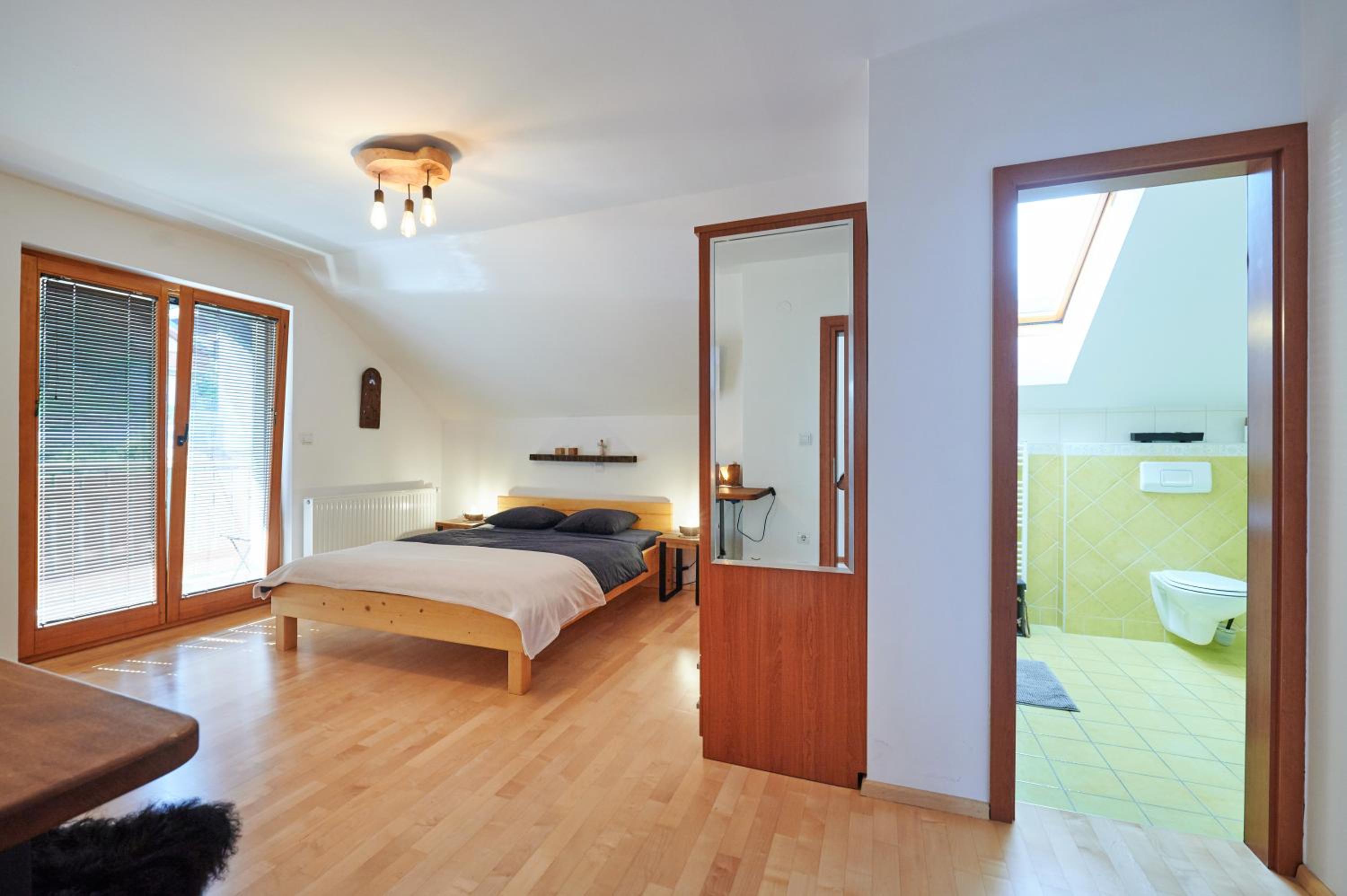 Studio with Balcony - Photo 7