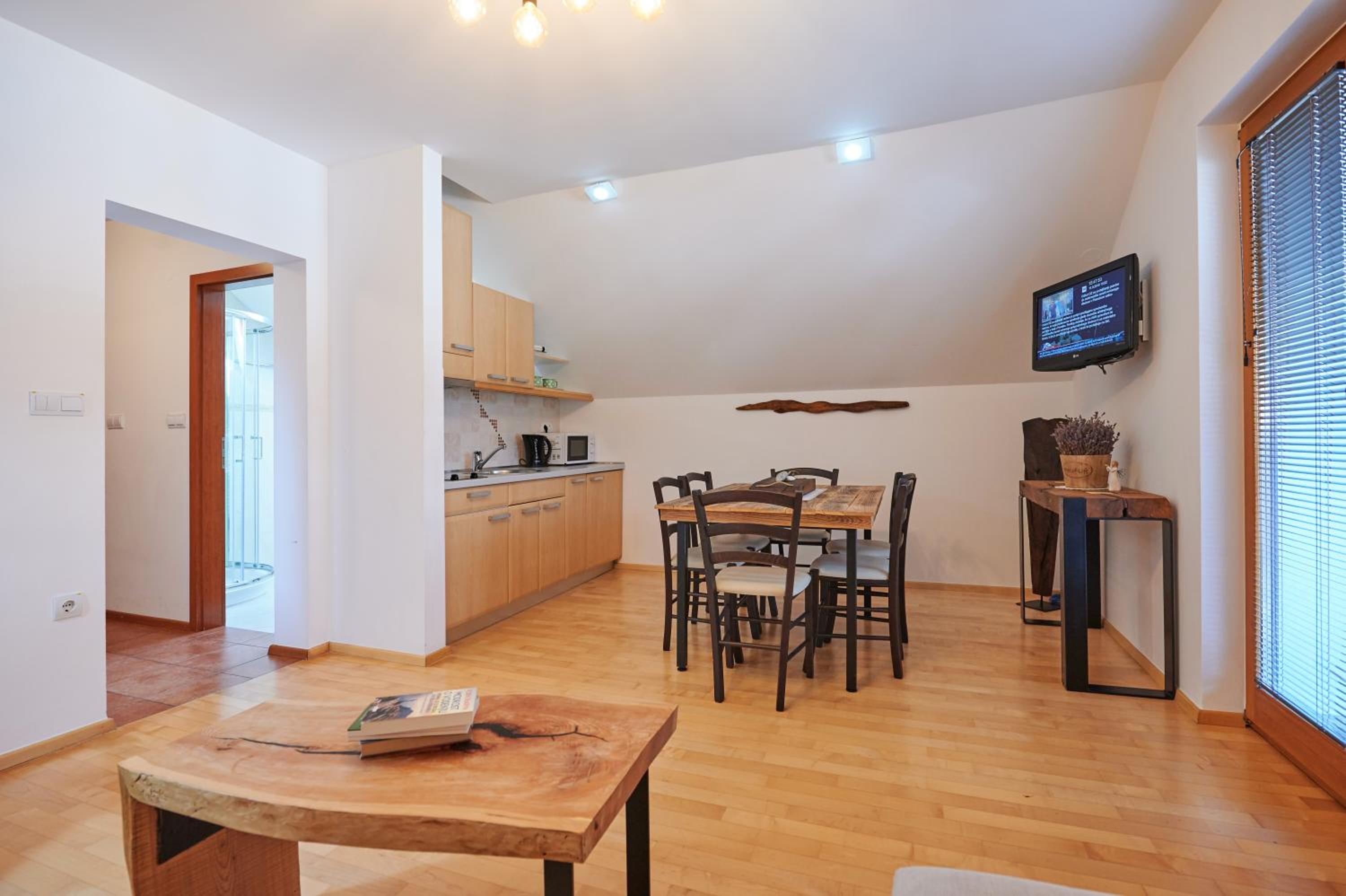 Large Suite - Photo 11
