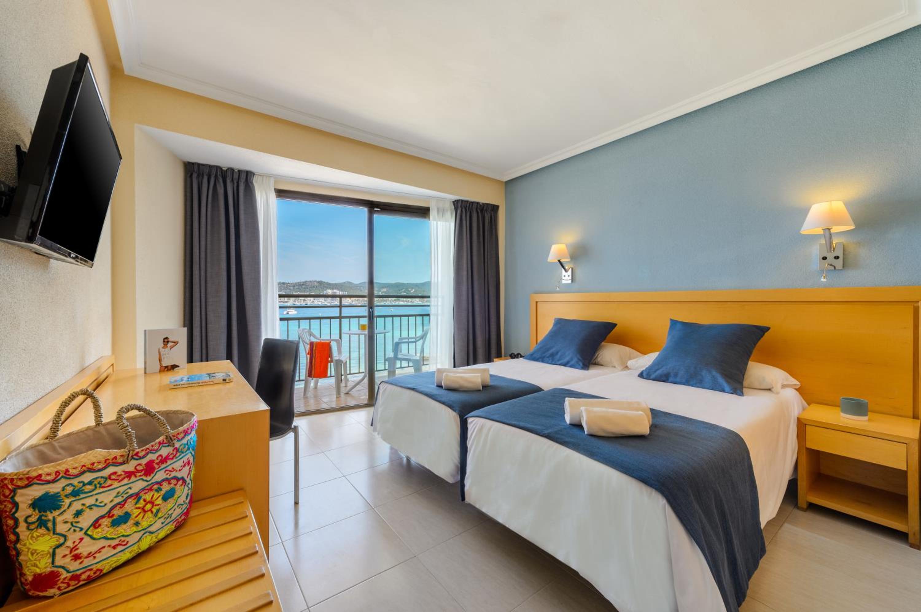 Twin Room with Sea View - Photo 6