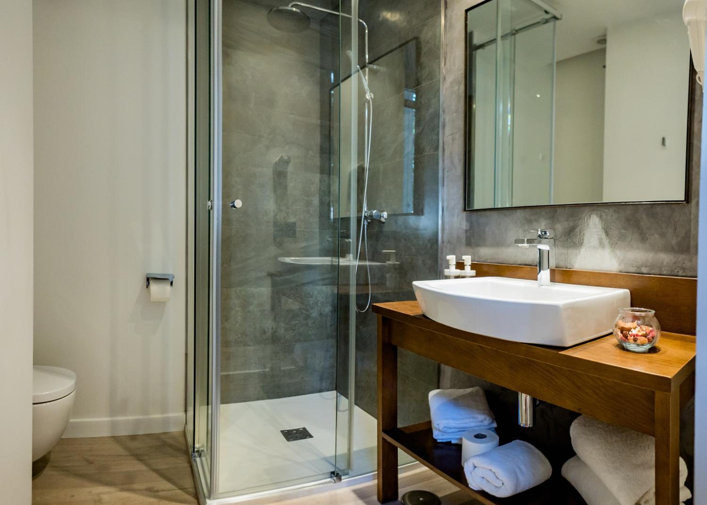 Superior One-Bedroom Apartment - Photo 4