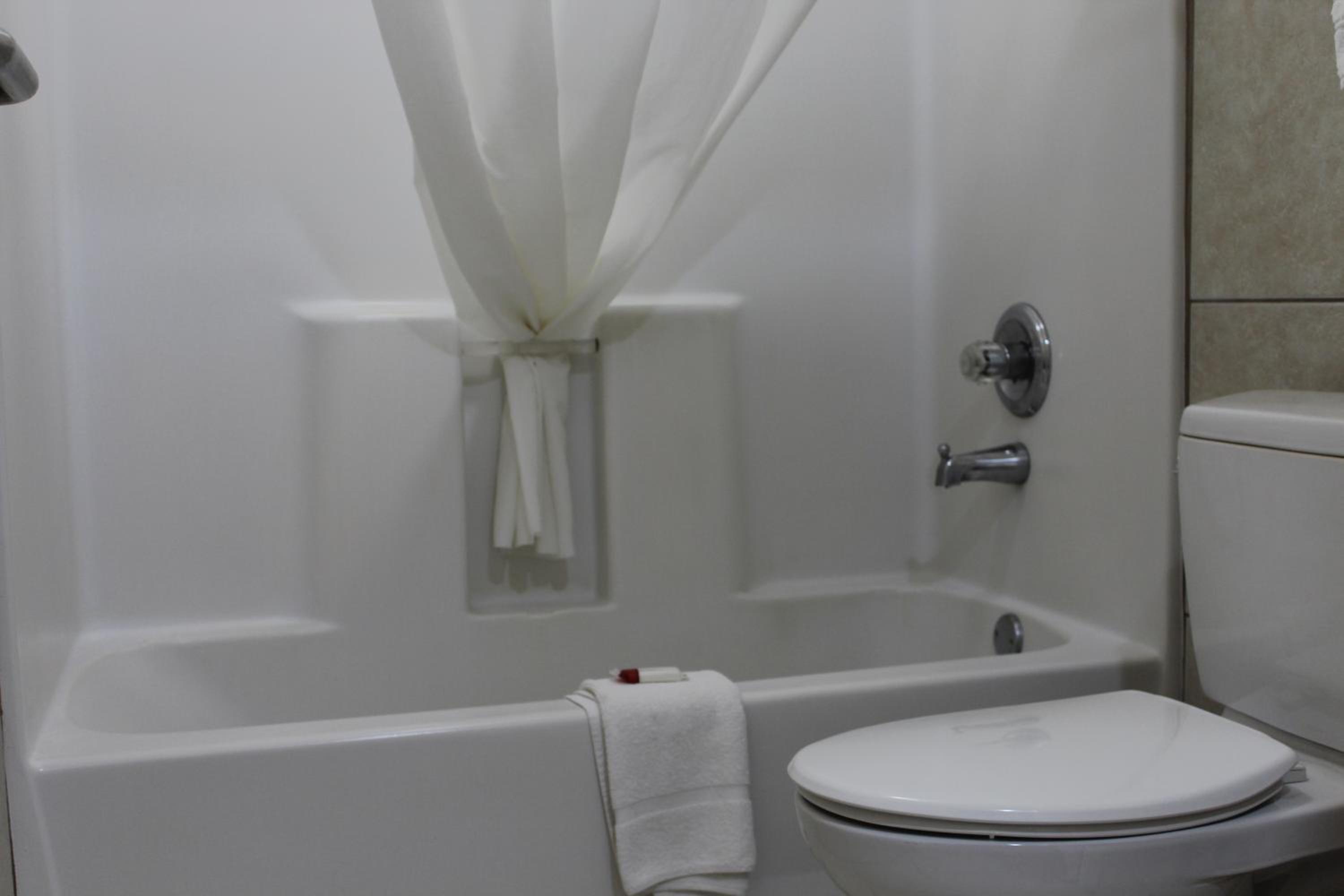 Deluxe Queen Room with Two Queen Beds - Ground Floor/Non-Smoking - Photo 6