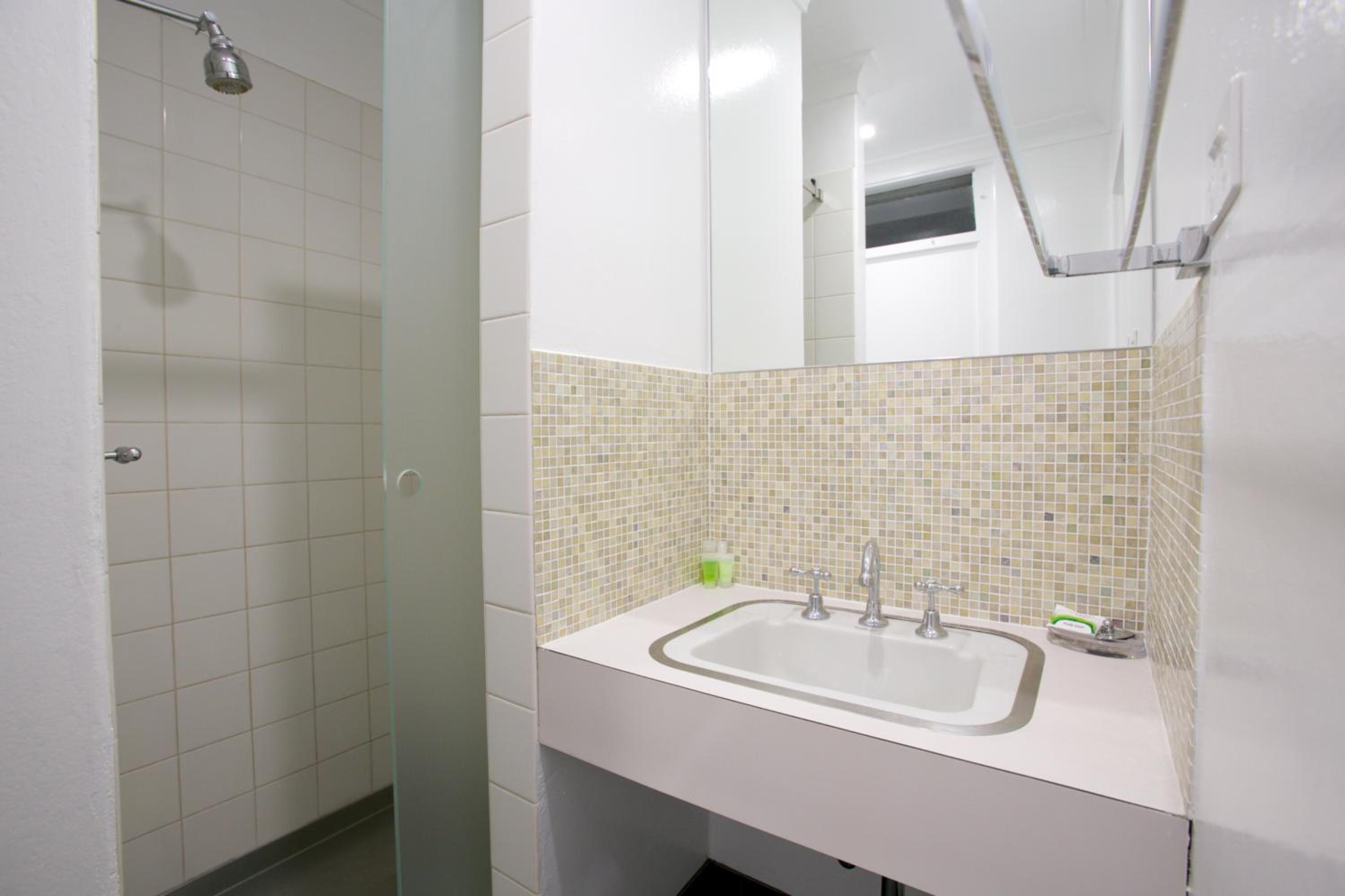 Queen Room with Private Bathroom photo 2