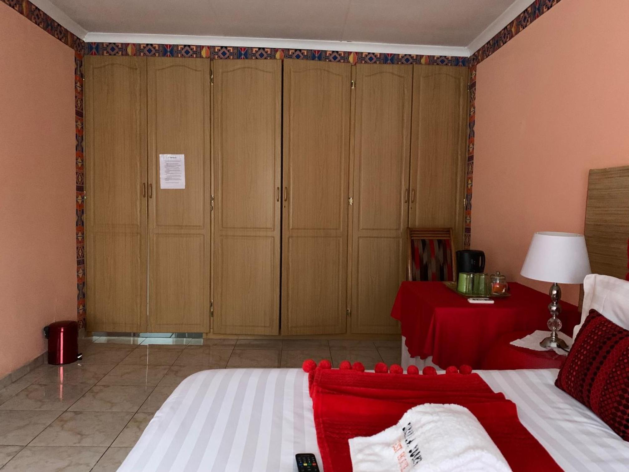 Executive Suite - Photo 2