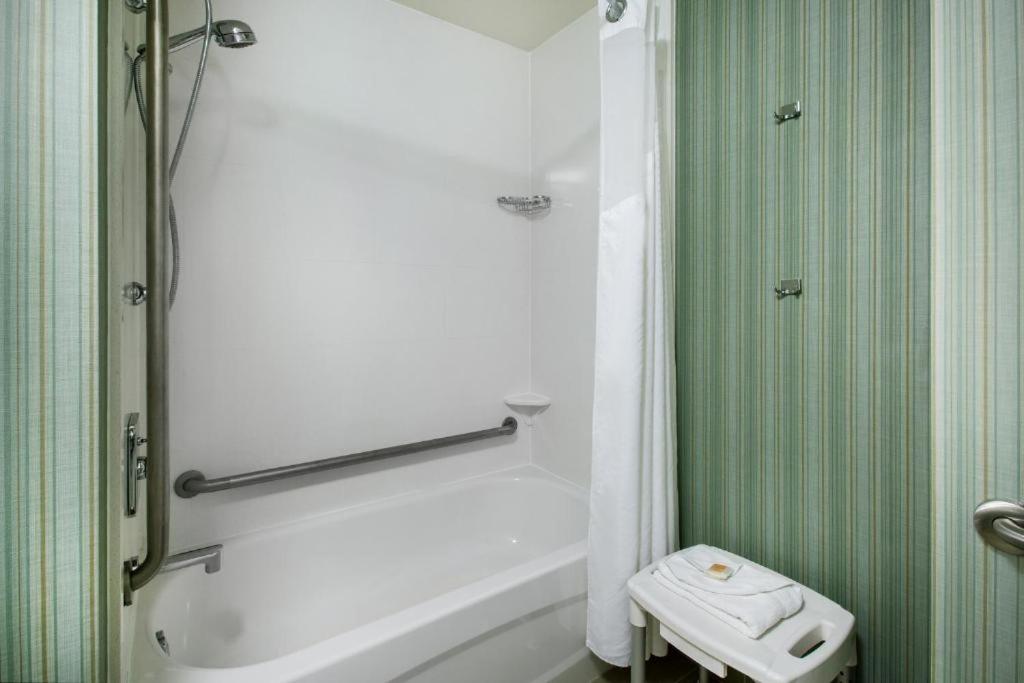 Standard Queen Room with Two Queen Beds and Mobility Accessible Tub