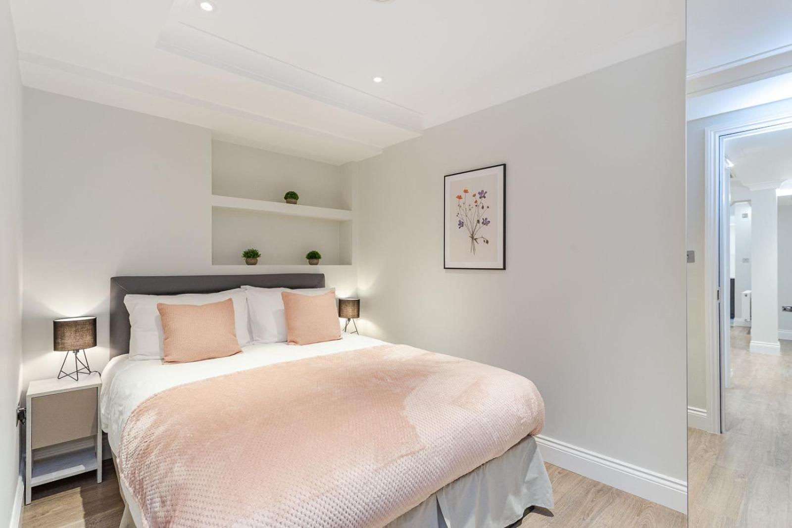 One-Bedroom Apartment with Double Sofa Bed - Basement with Daylight