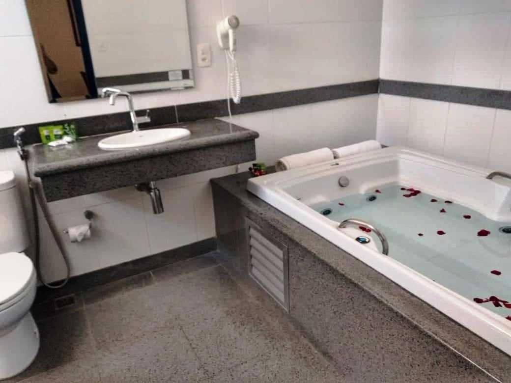 Deluxe Suite with Spa Bath - Photo 5