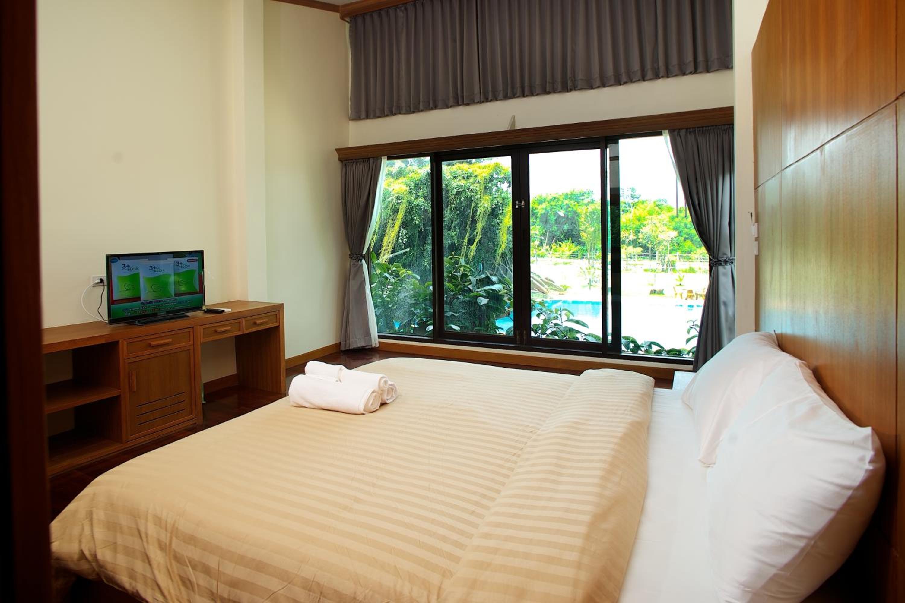 Deluxe Double Room with Pool View photo 2