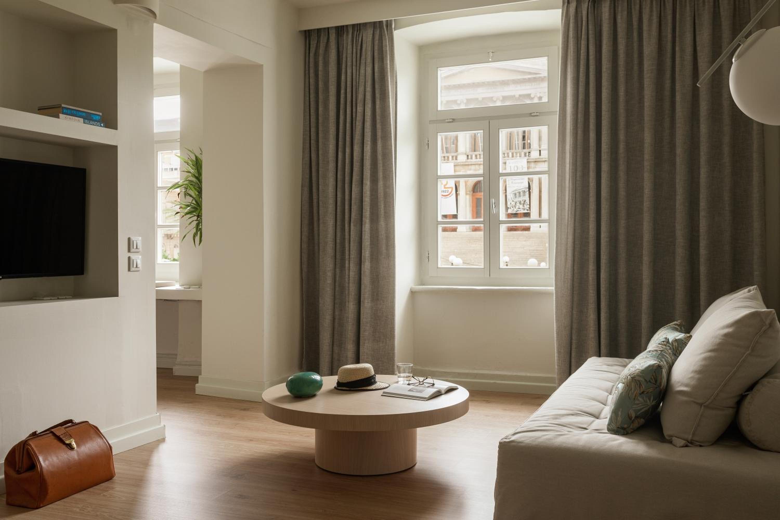Town Hall Suite with City View photo 3