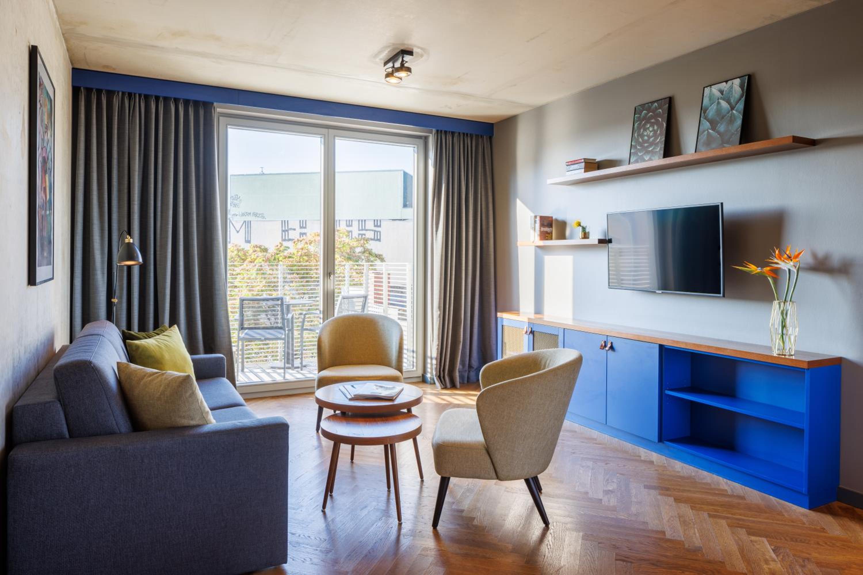 Large Two-Bedroom Apartment Blue 259 ft²
