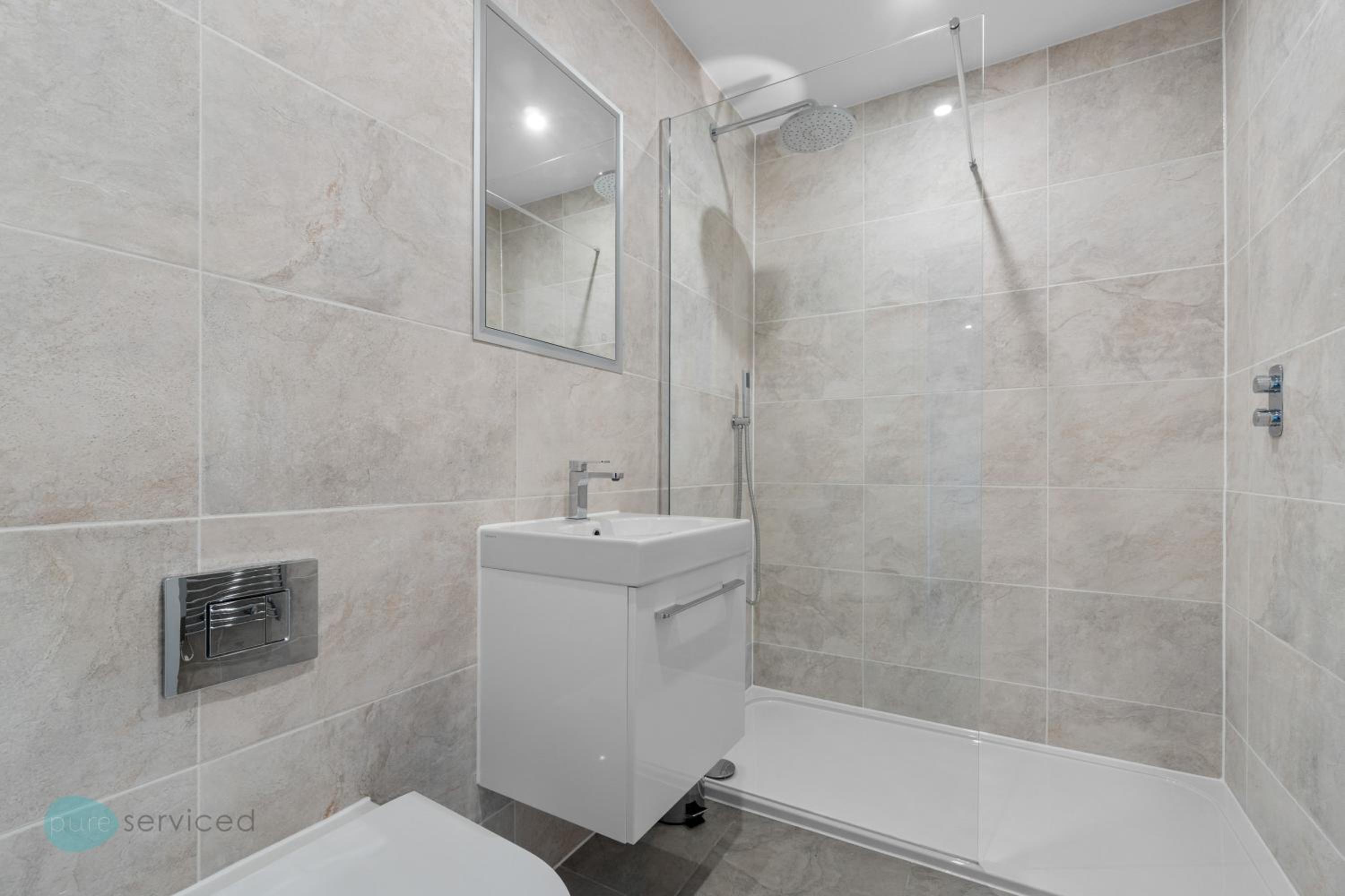 Apartment With Shower photo 2