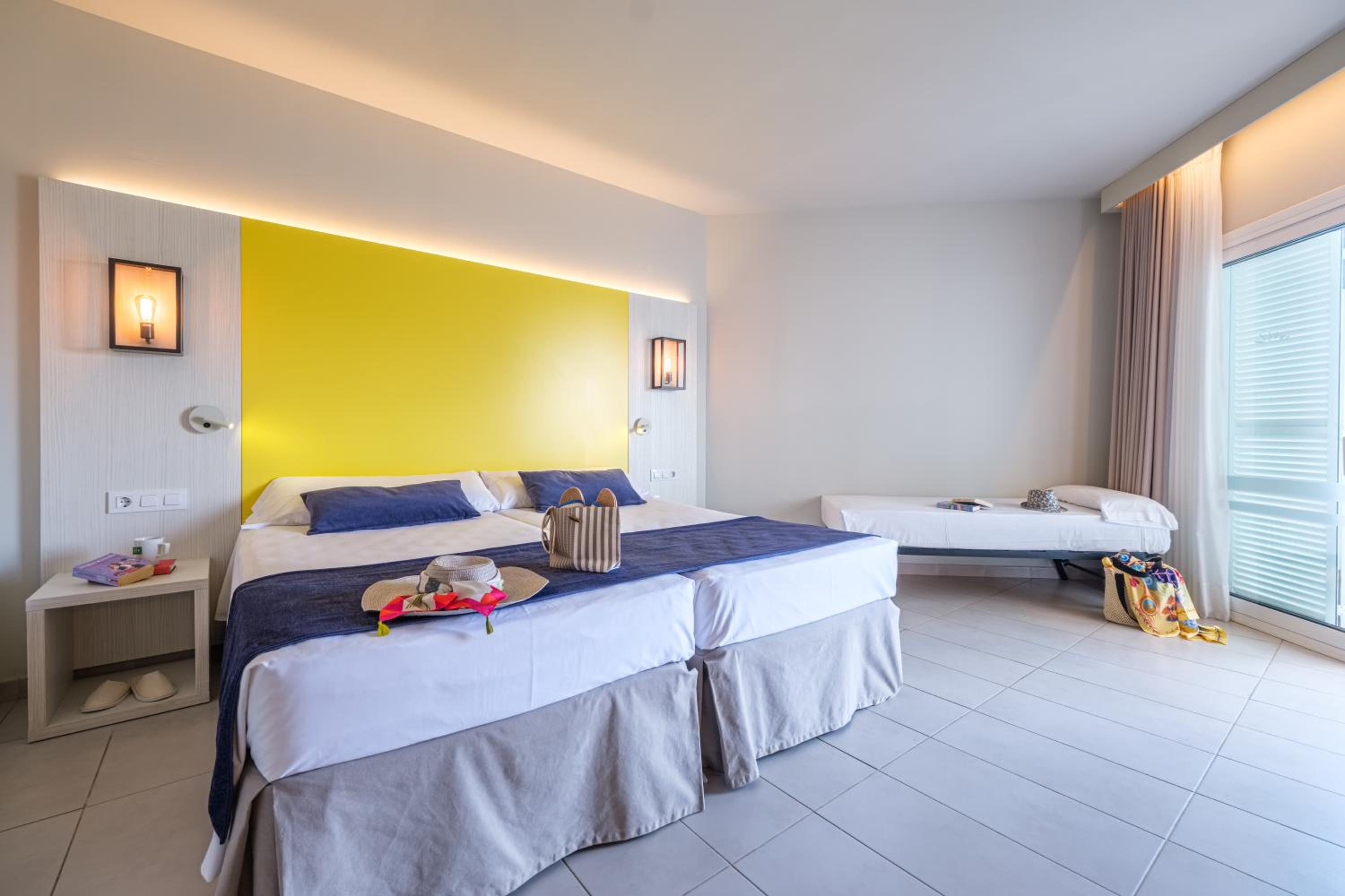 Double or Twin Room with Sea View (2 Adults + 1 Child) - Photo 3