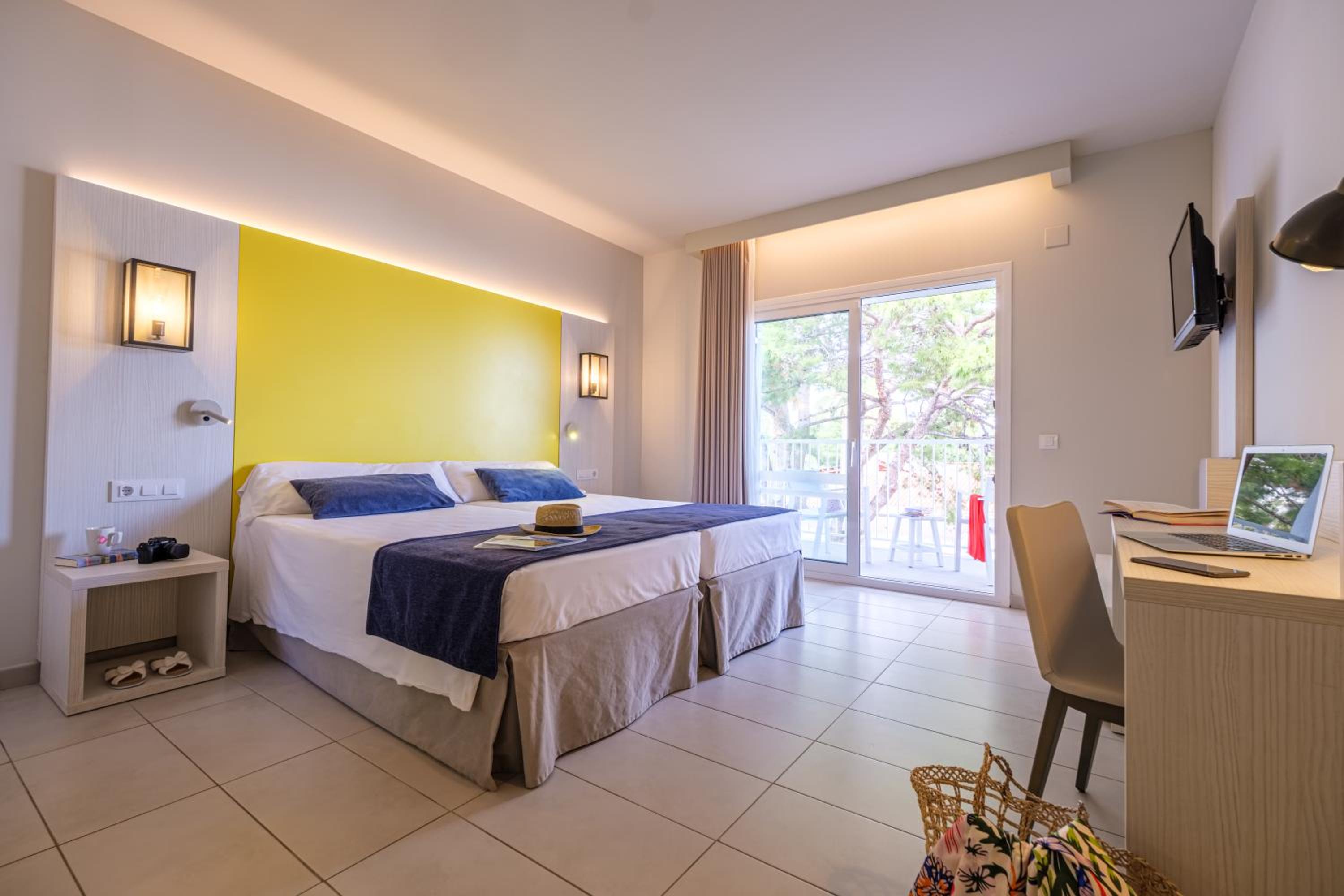Double or Twin Room with Sea View - Photo 2