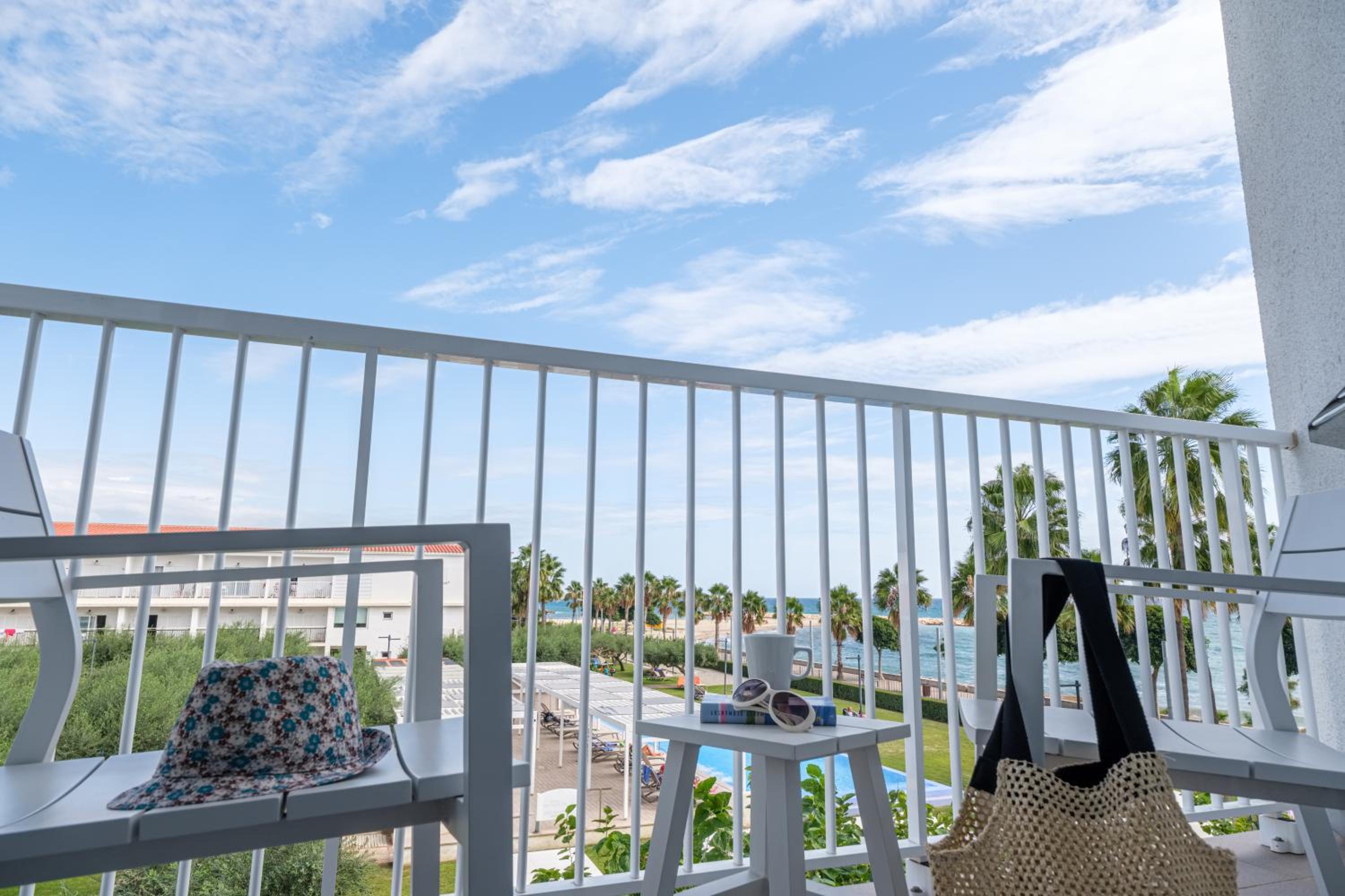 Double or Twin Room with Sea View - Photo 3