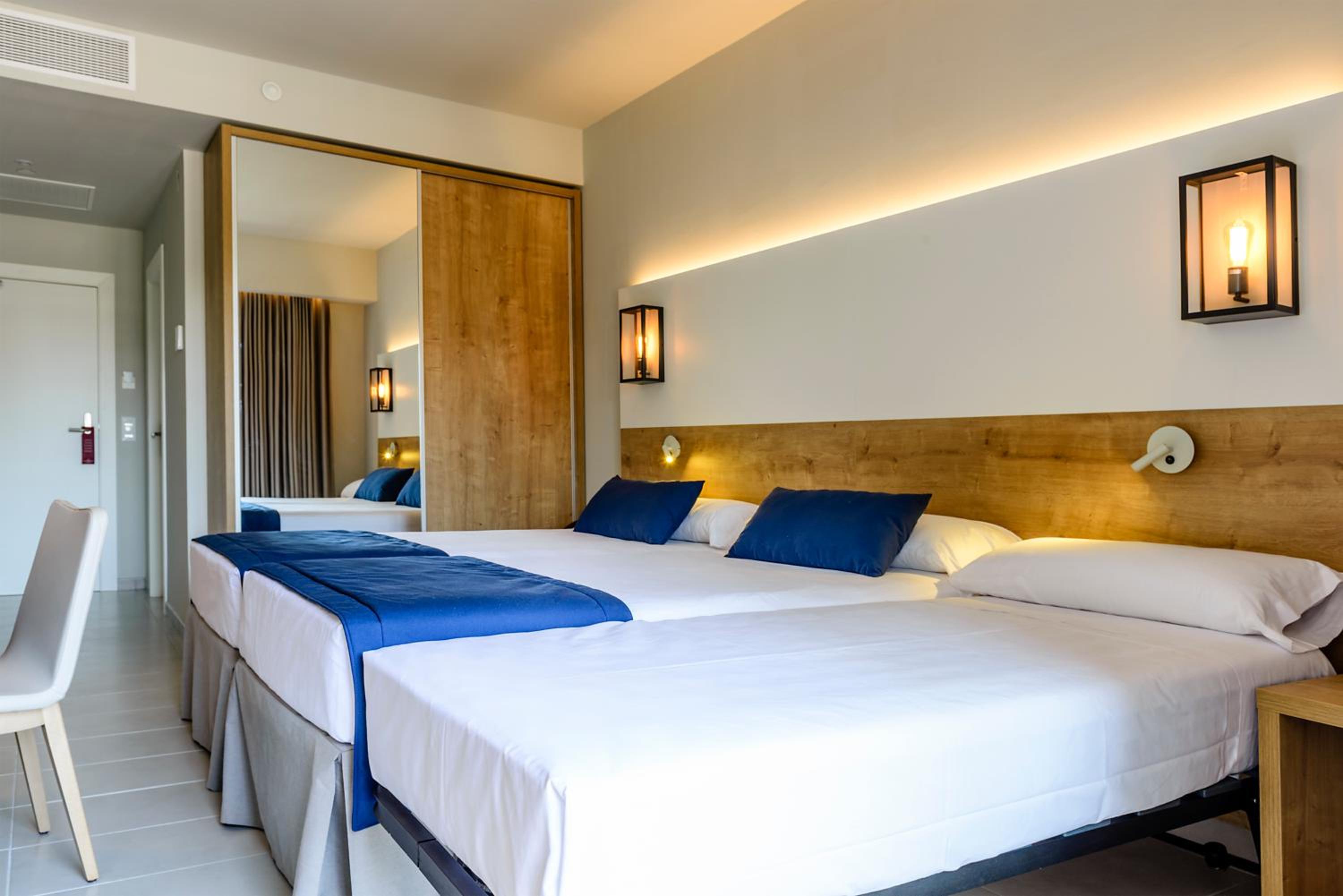 Double or Twin Room (2 Adults + 1 Child) - Photo 1