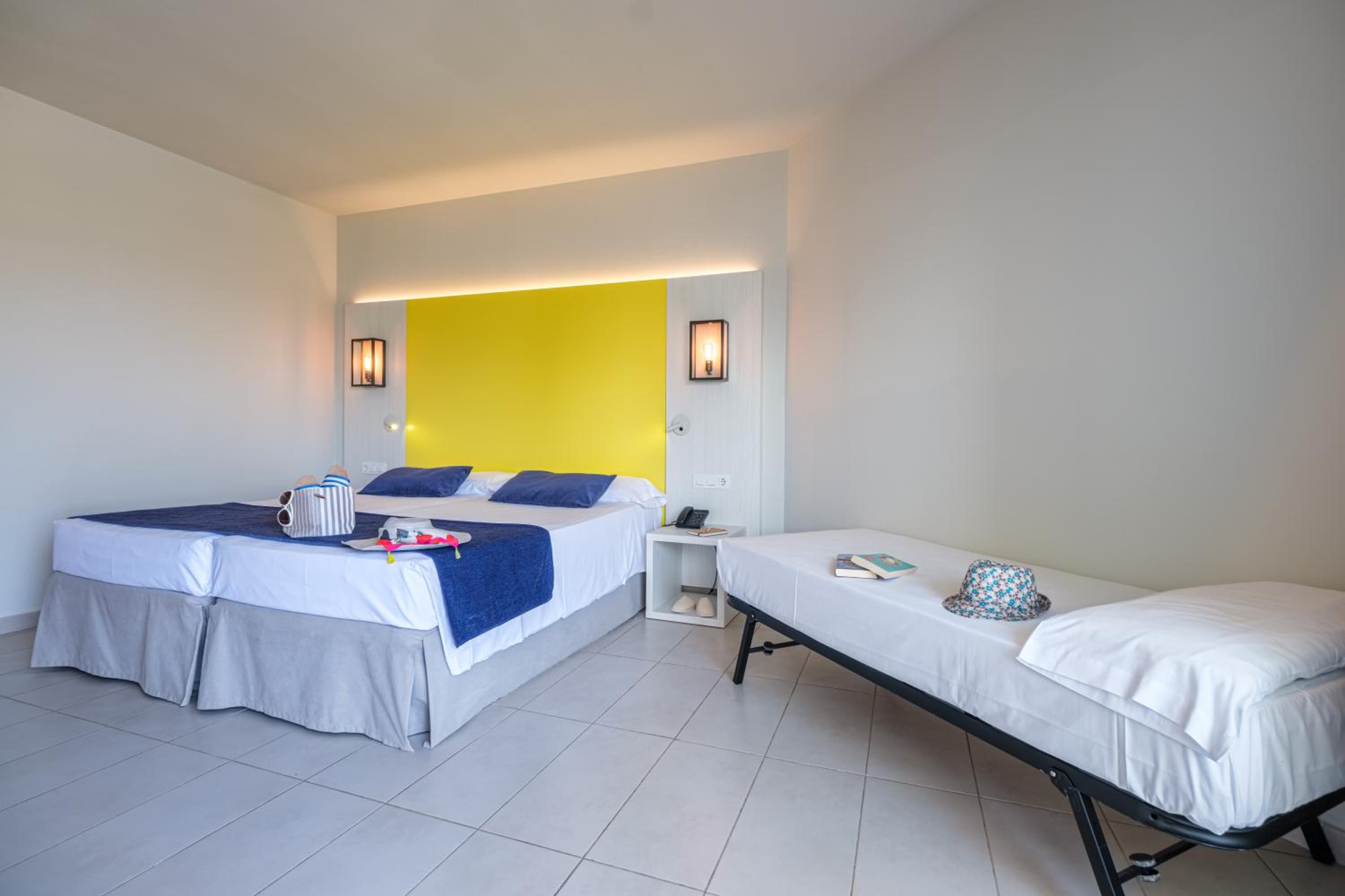 Double or Twin Room (2 Adults + 1 Child) - Photo 2