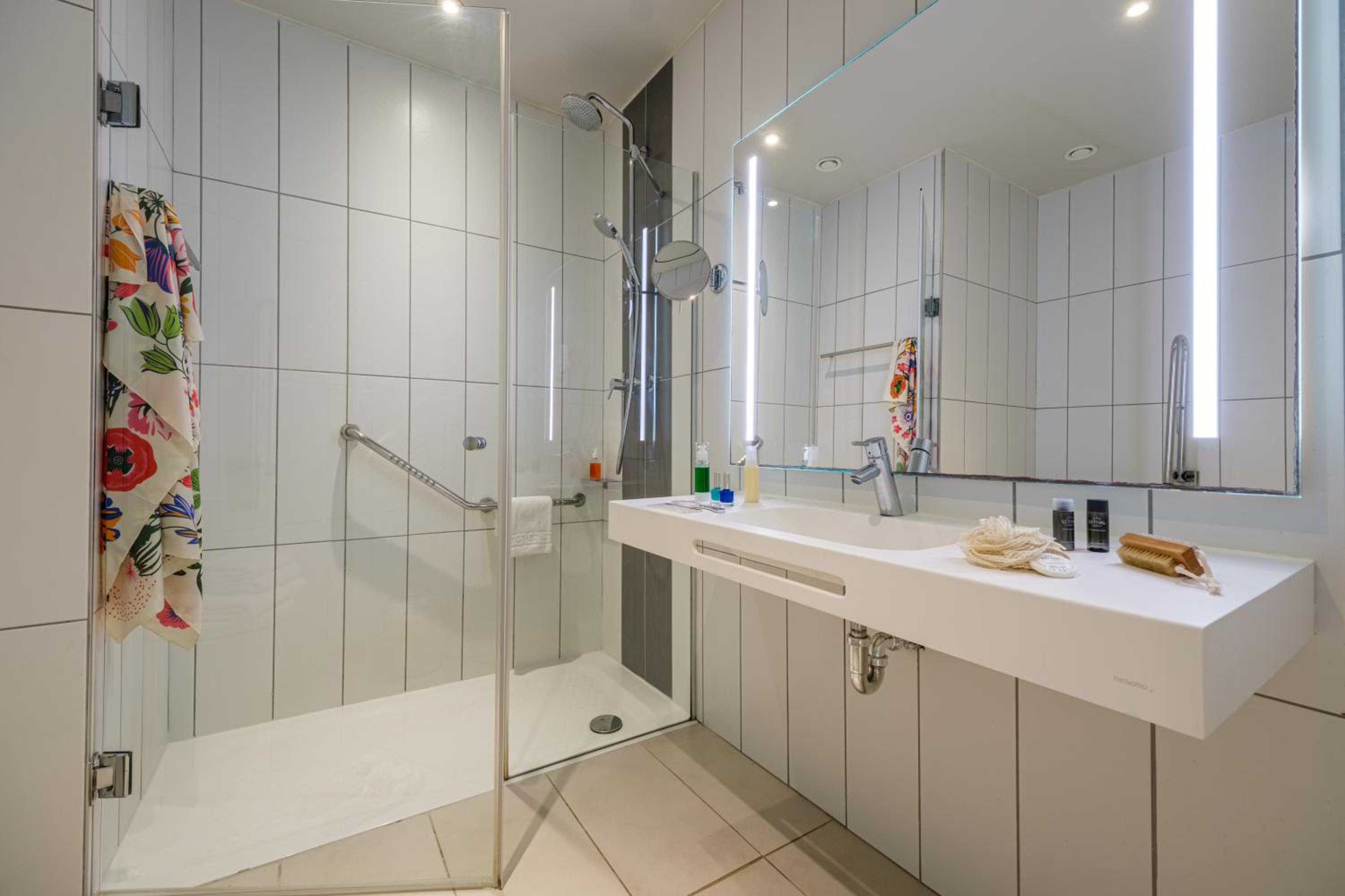 Double or Twin Room (2 Adults + 1 Child) - Photo 3