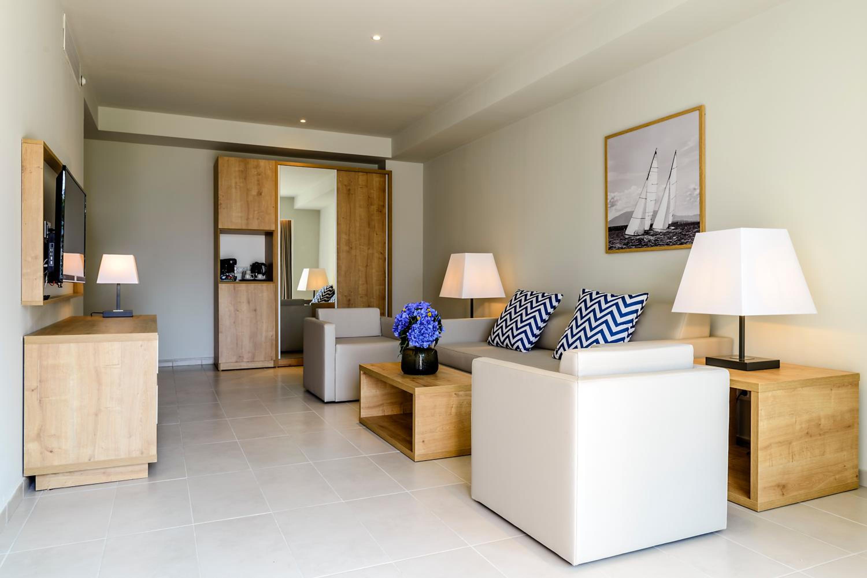 Suite (2 Adults + 2 Children) - Photo 2