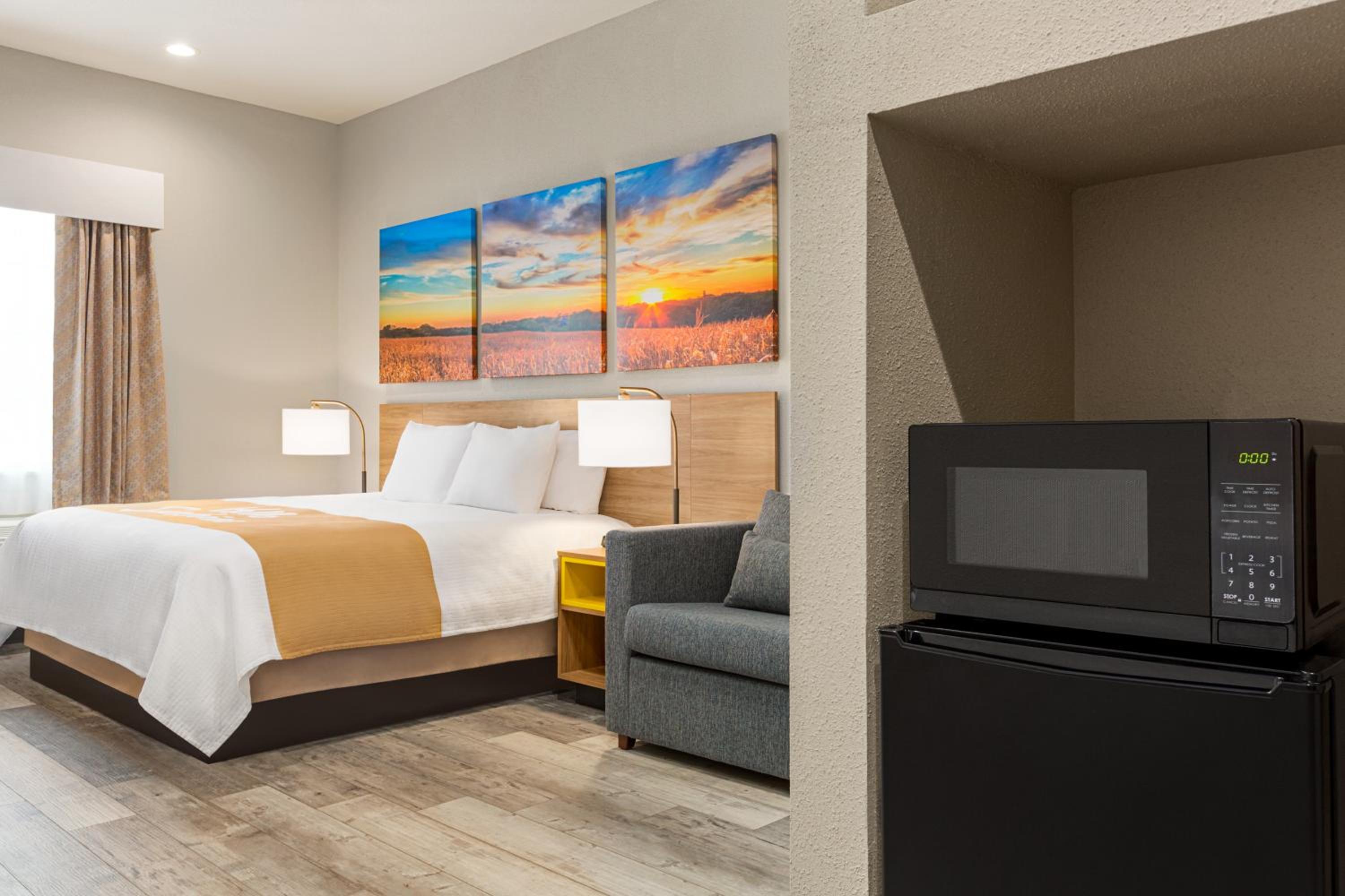 Deluxe King Room - Non-Smoking - Photo 4