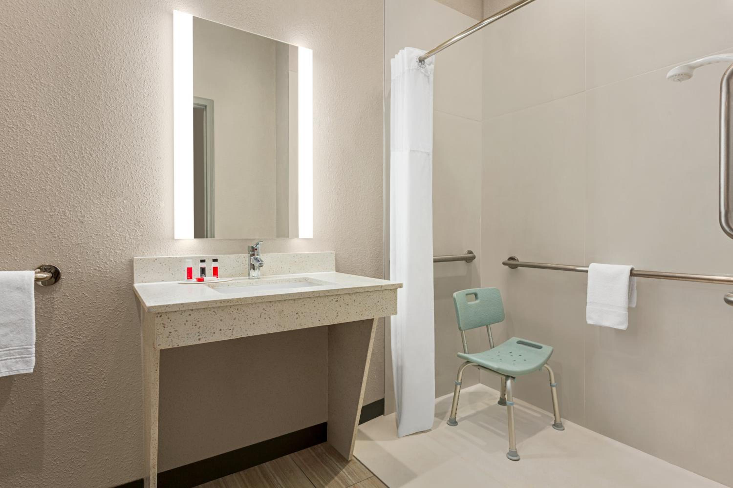 King Room - Mobility Accessible/Non-Smoking - Photo 2