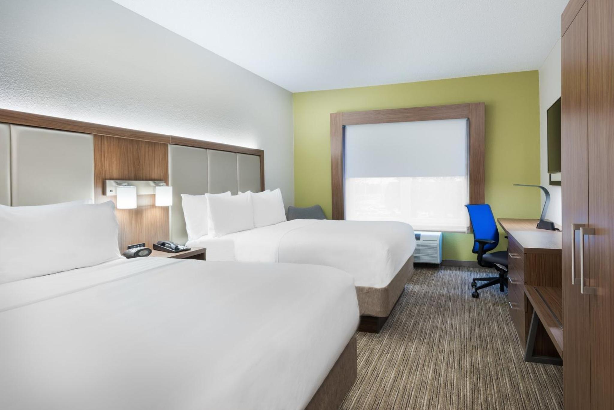 Standard Queen Room with Two Queen Beds - Photo 3