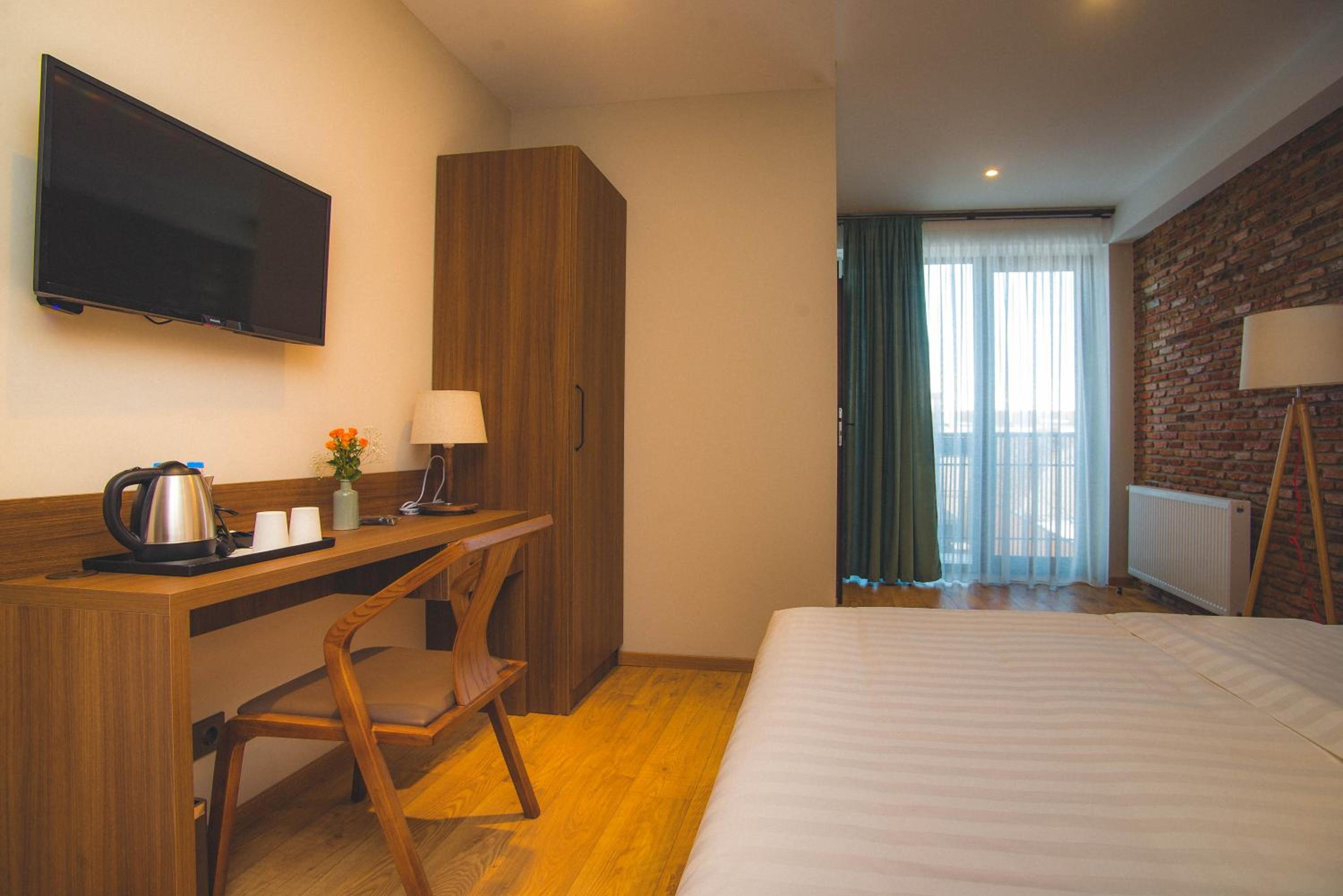 Standard Queen Room - Photo 13