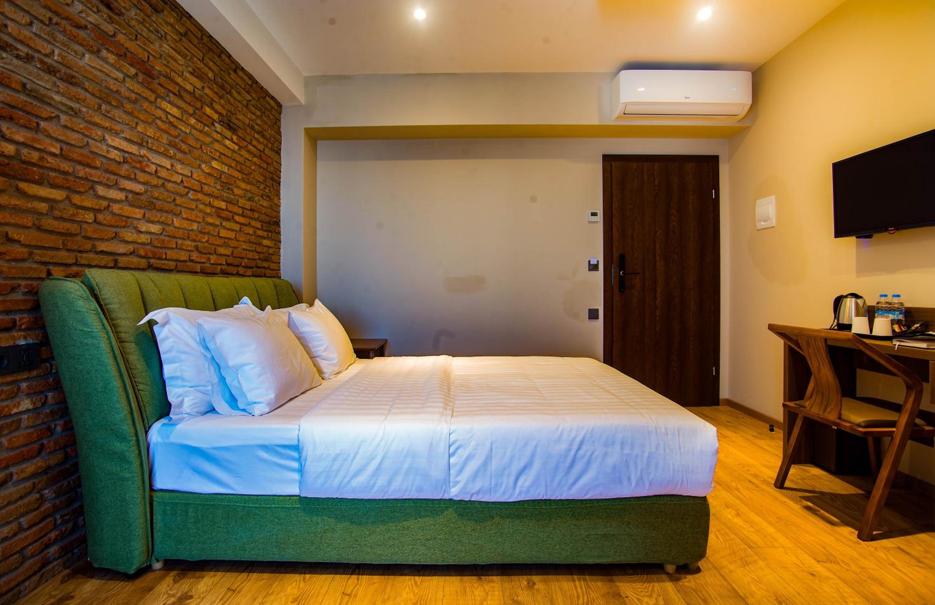Standard Queen Room - Photo 8