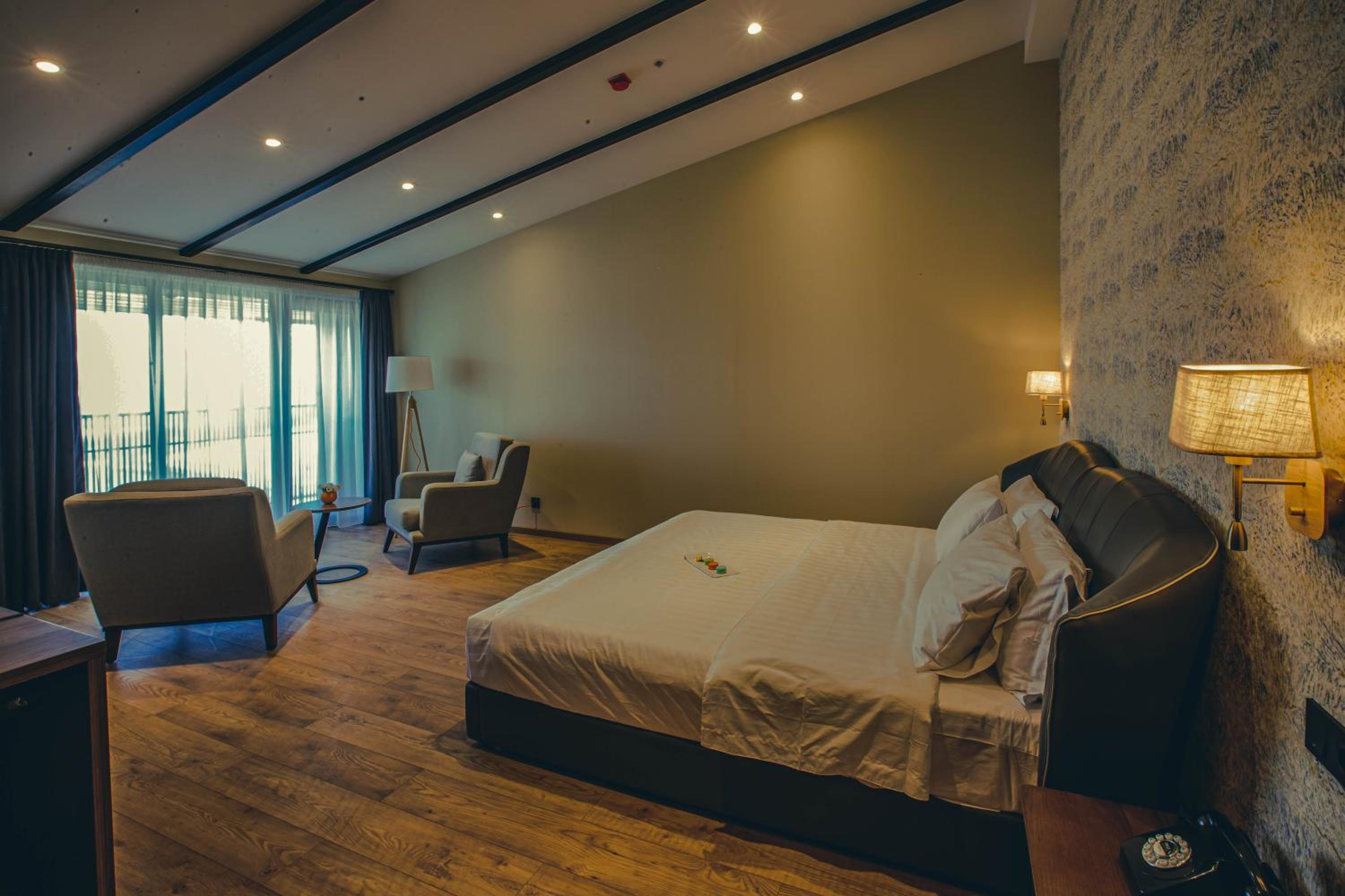 Deluxe Suite - Photo 9
