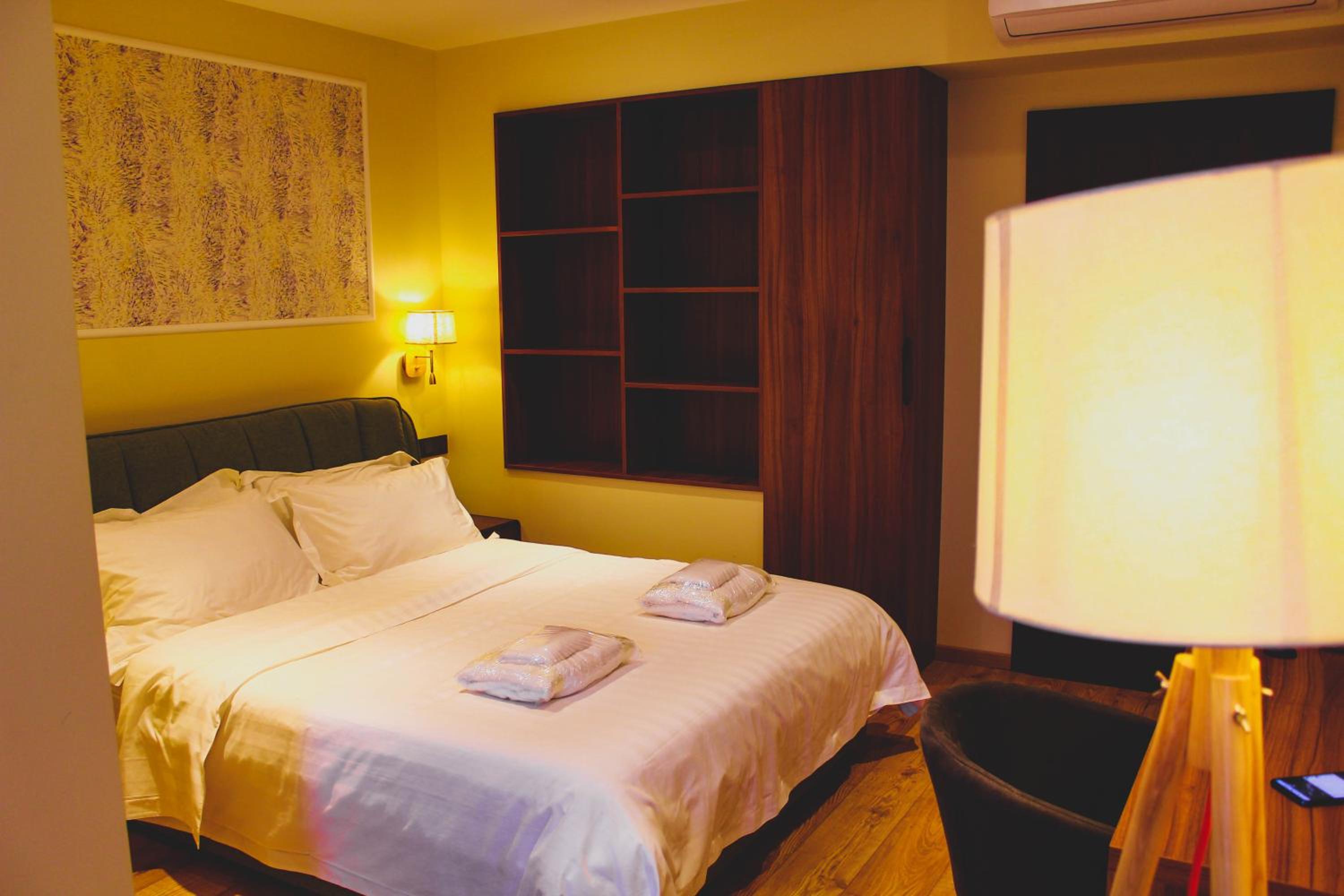Standard Queen Room - Photo 9