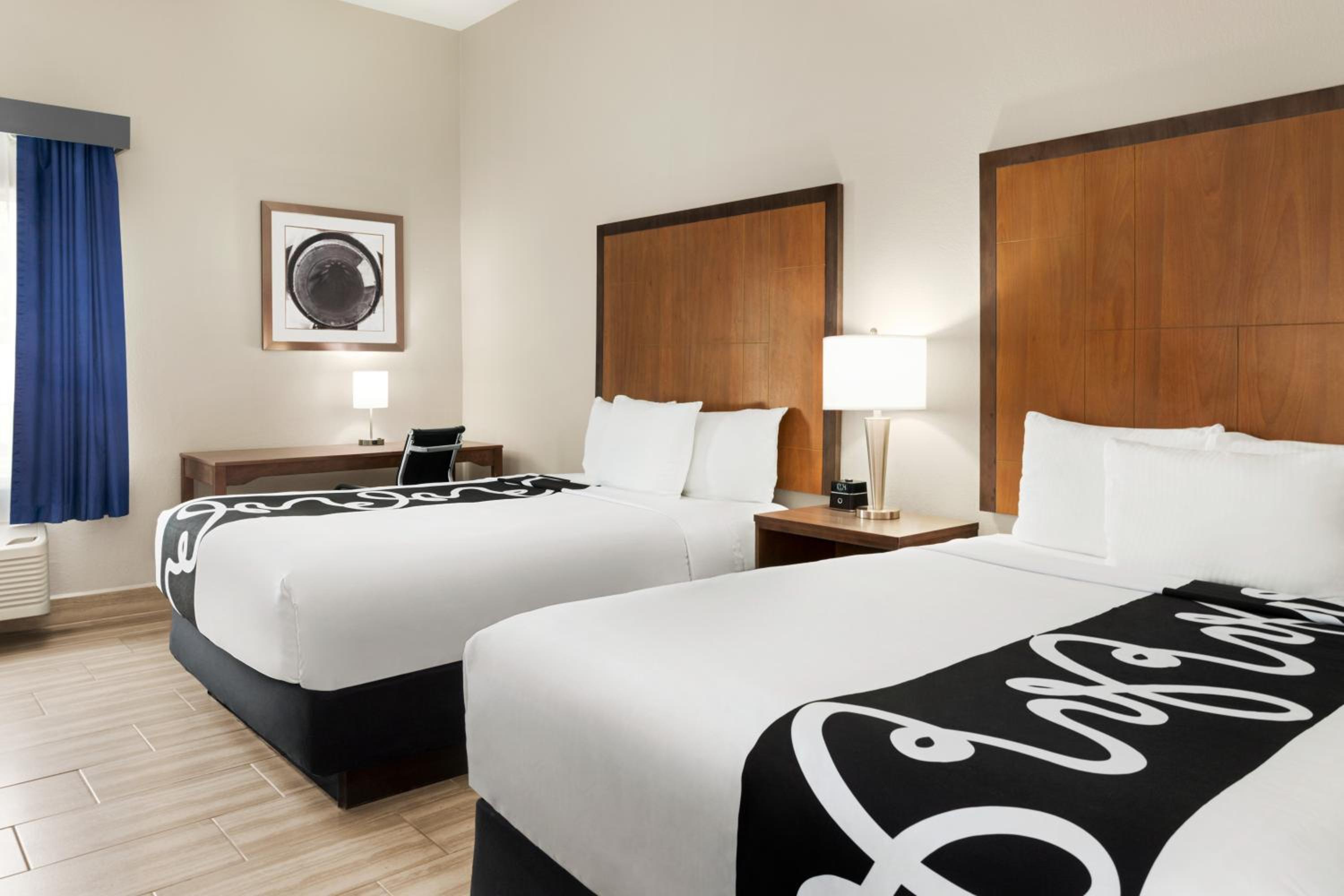 Queen Room with Two Queen Beds - Photo 4