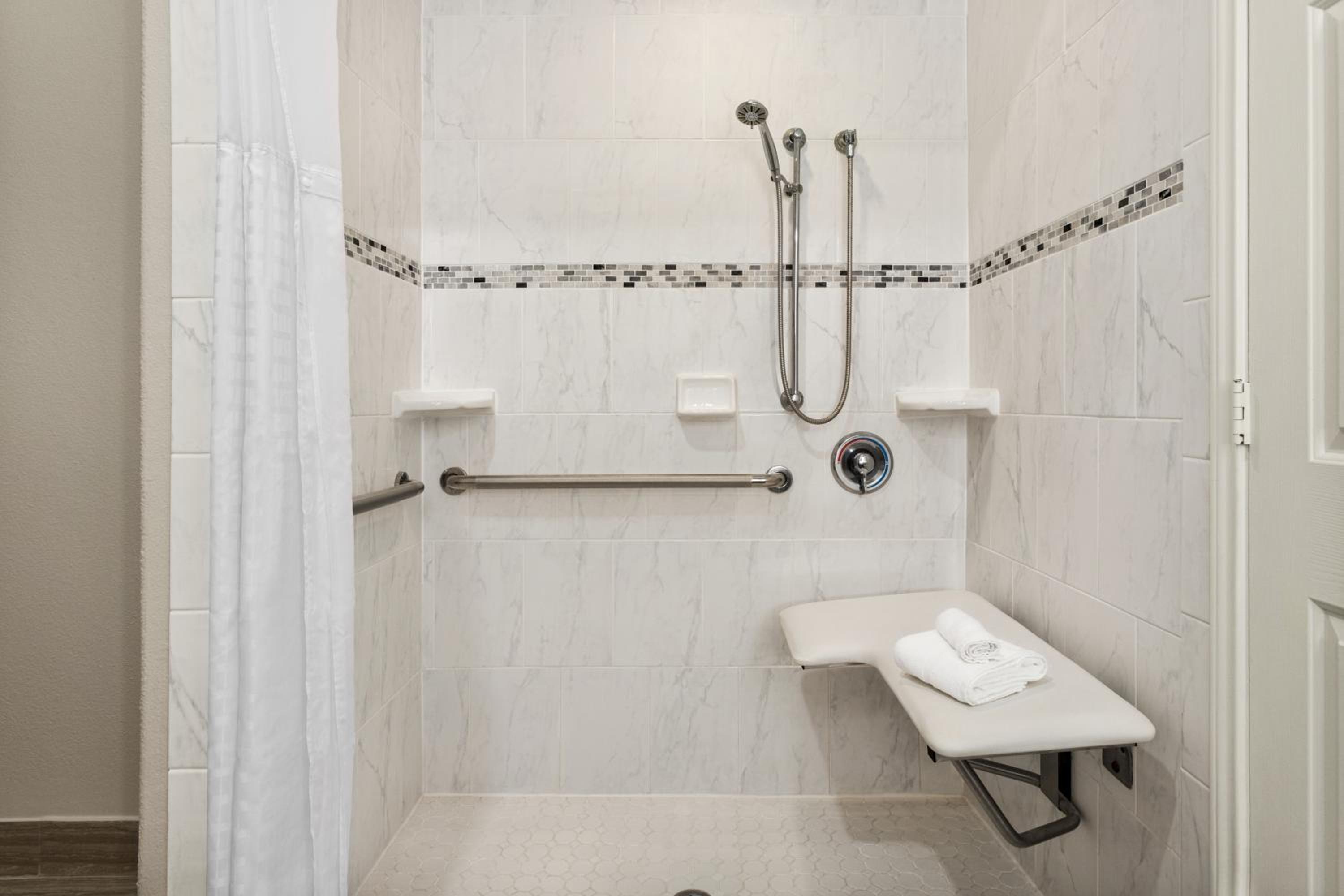 King Room with Bath Tub - Mobility Accessible/Non-Smoking - Photo 6