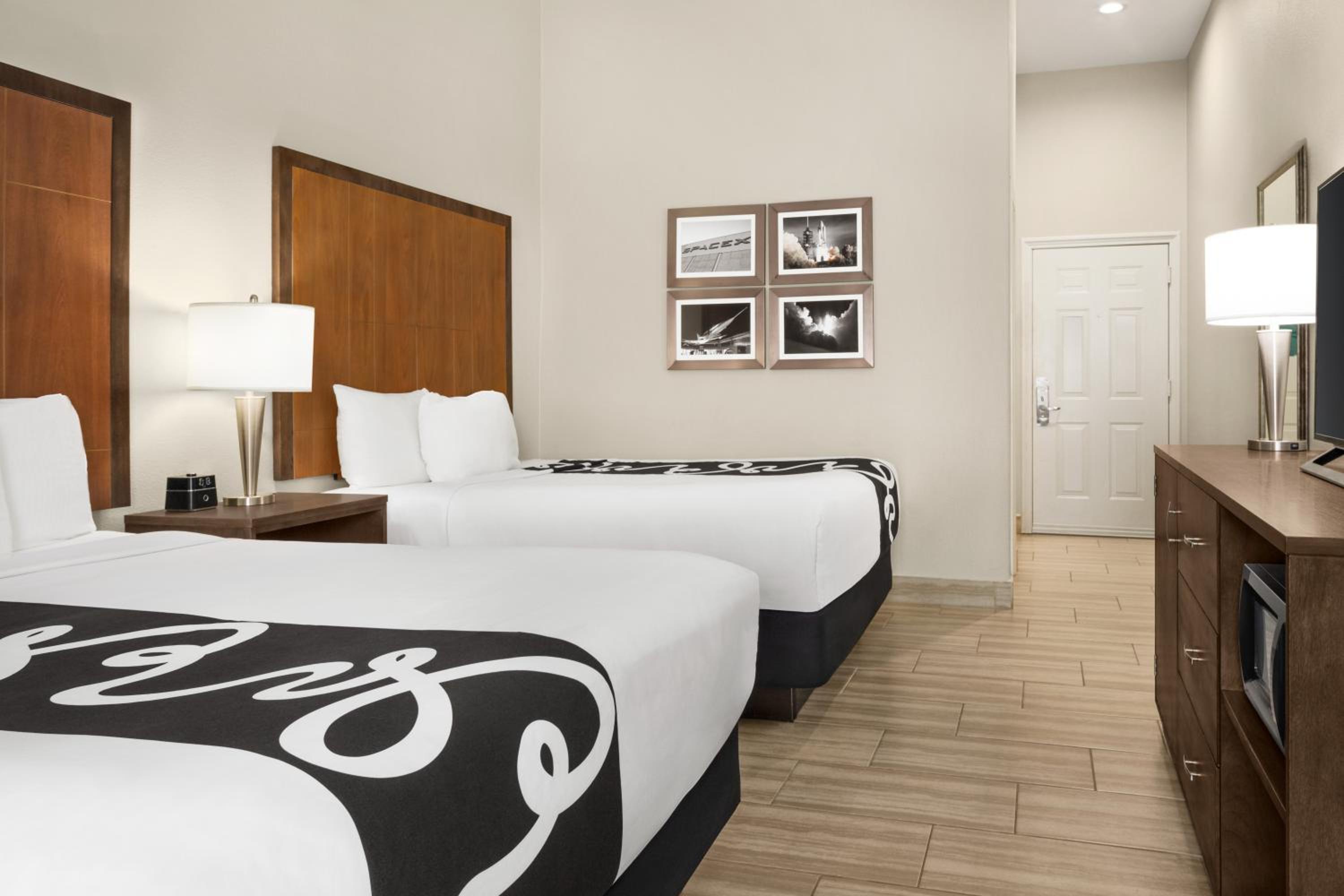 Queen Room with Two Queen Beds - Photo 2