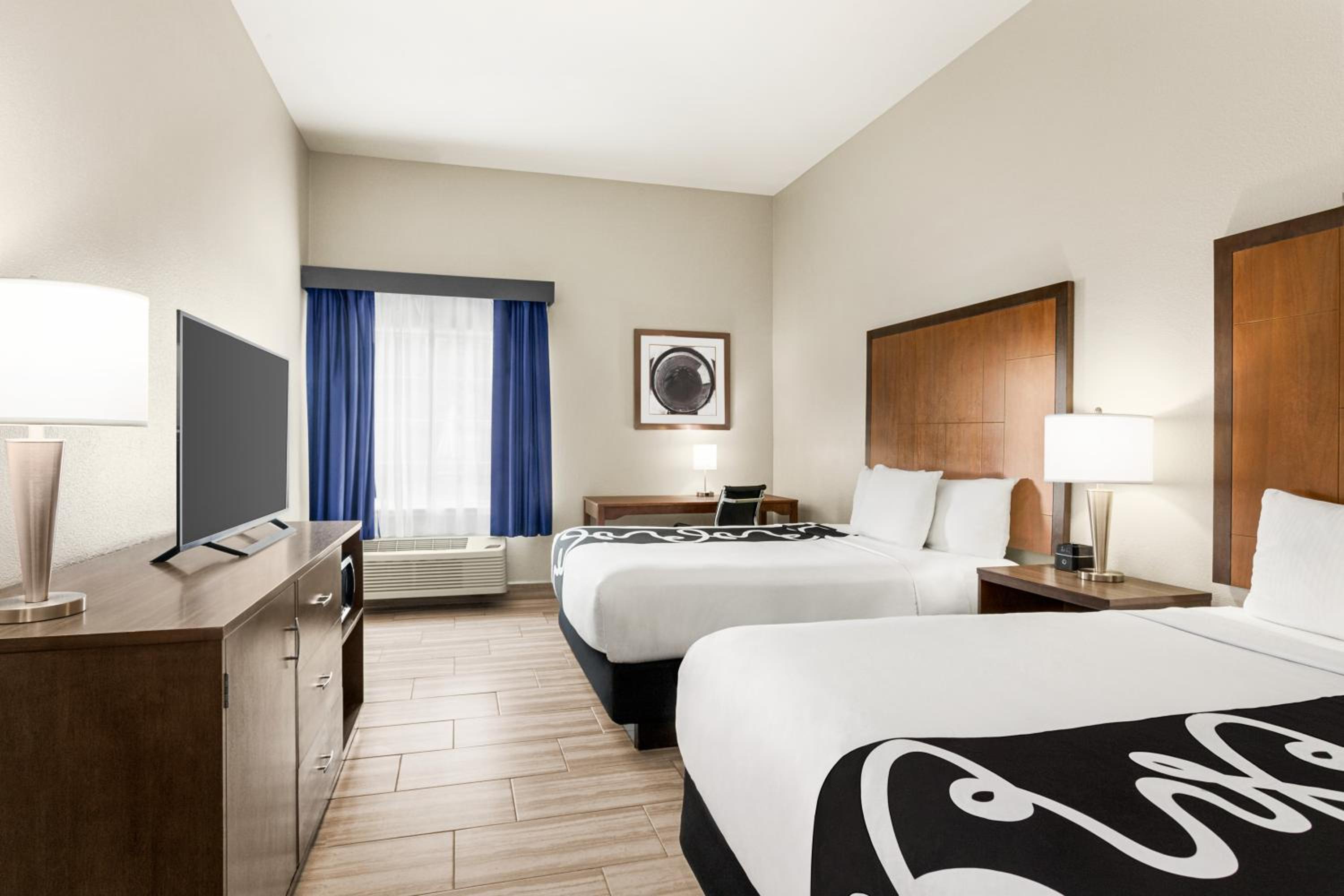 Queen Room with Two Queen Beds - Photo 3