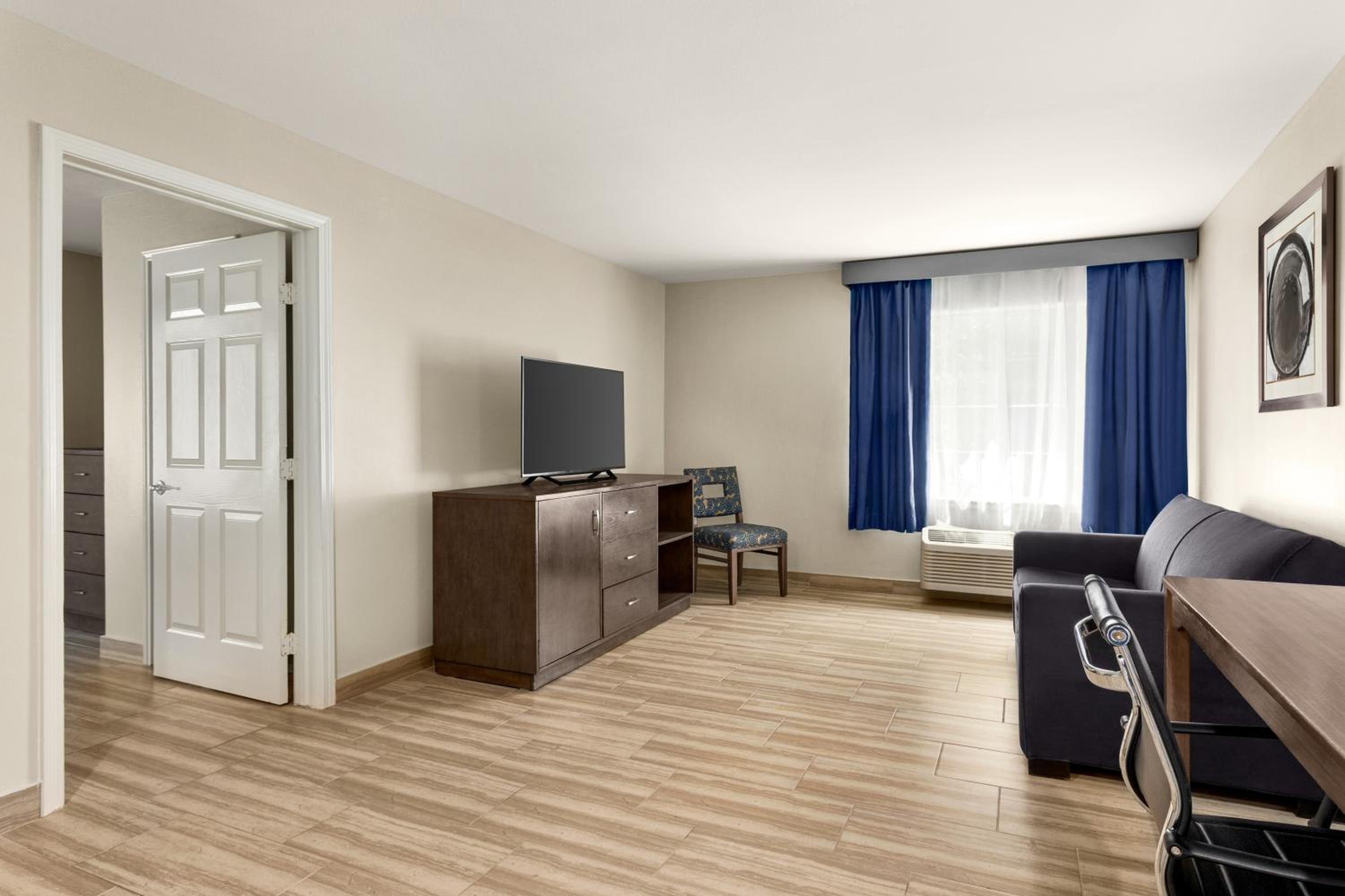 Family King Suite - Non-Smoking - Photo 1